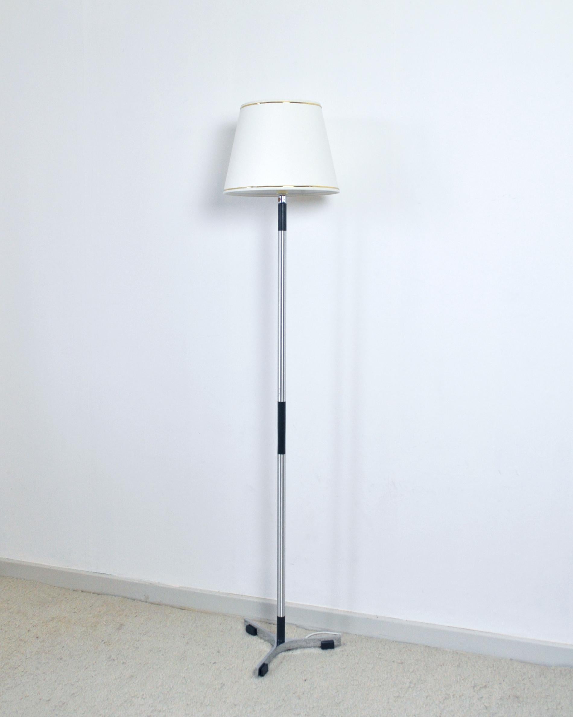 Monolit floor lamp designed by Jo Hammerborg for Fog & Mørup 1960s in Denmark.
Aluminium and blackened wood stem with chromed base.
Fine vintage condition with signs of wear and use. Rewired.
Item comes without shade.