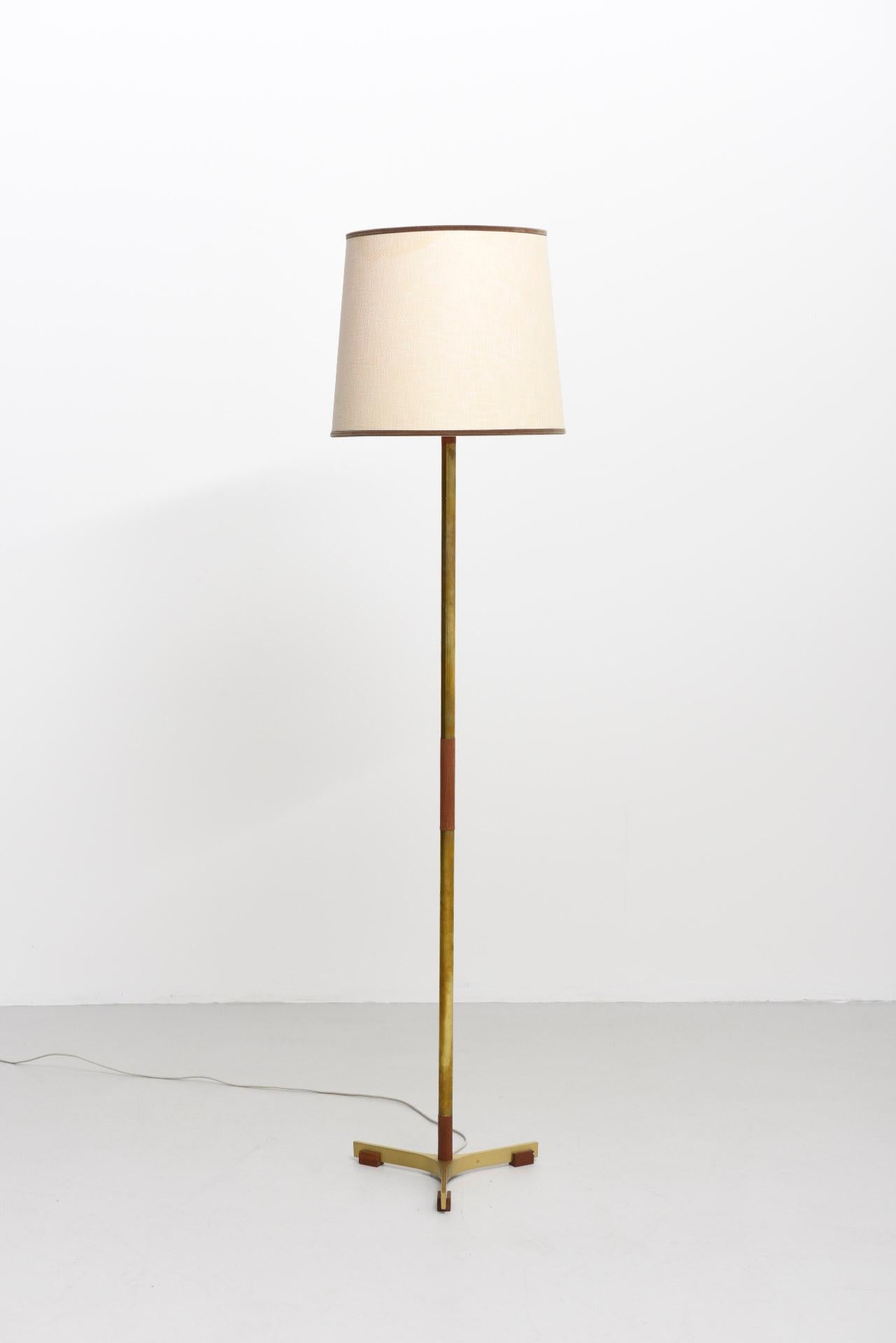 'Monolit’ floor lamp in brass and teak, with the original lampshade.
Design by Jo Hammerborg, produced by Fog & Mørup in Denmark.