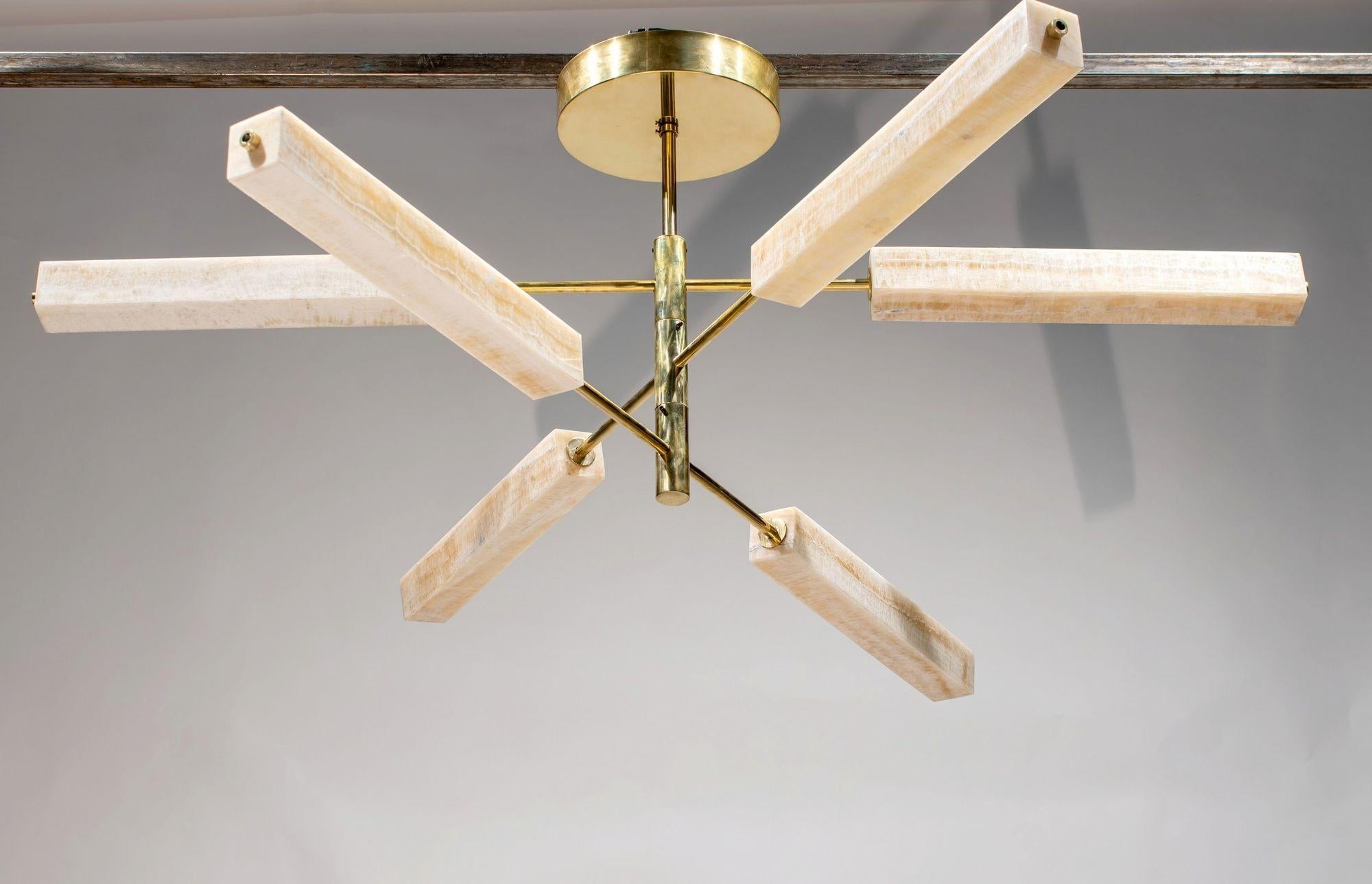Ottone Lampadario scultoreo in monolite, ottone e onice color avorio, spedizione gratuita in vendita