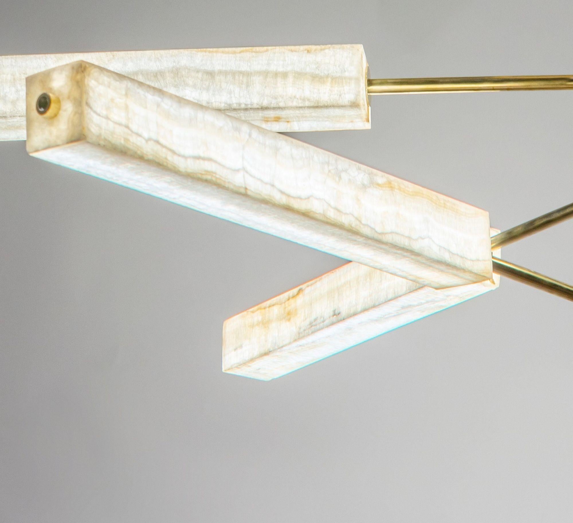 Mid-Century moderno Lampadario scultoreo in monolite, ottone e onice color avorio, spedizione gratuita in vendita