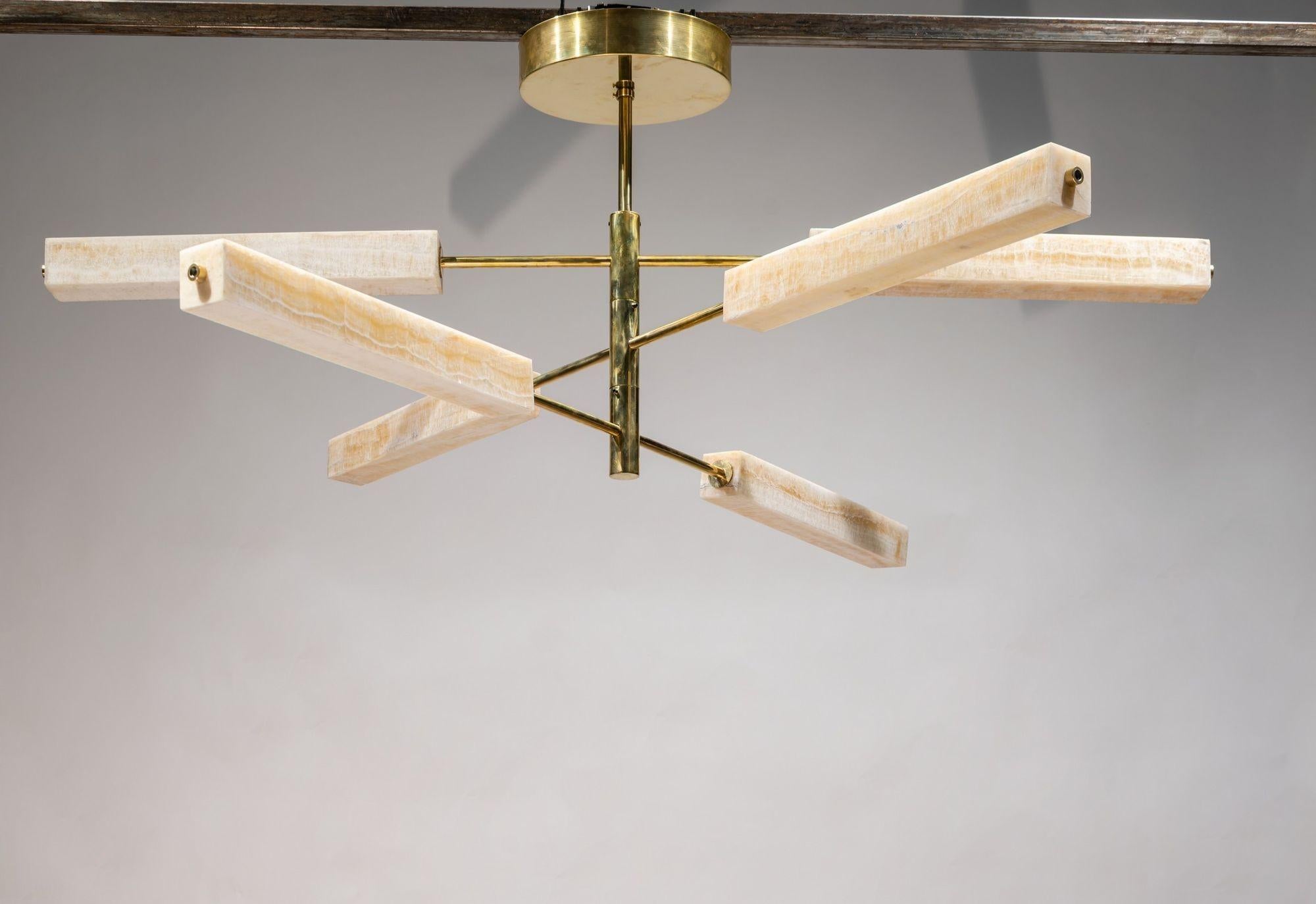 Italiano Lampadario scultoreo in monolite, ottone e onice color avorio, spedizione gratuita in vendita