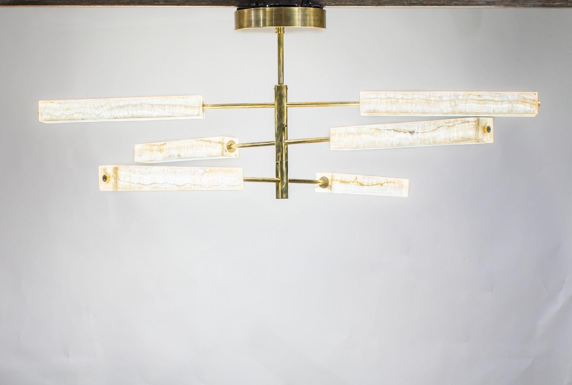 XXI secolo e contemporaneo Lampadario scultoreo in monolite, ottone e onice color avorio, spedizione gratuita in vendita