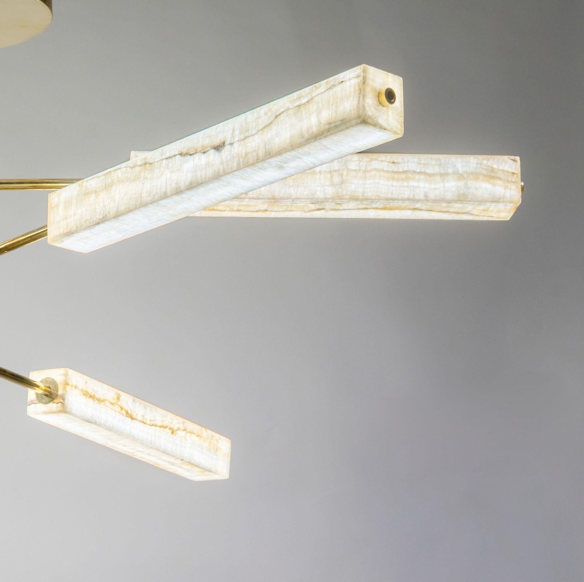 Monolite, Brass and Ivory-toned Onyx sculptural chandelier, Piattelli Design For Sale 6