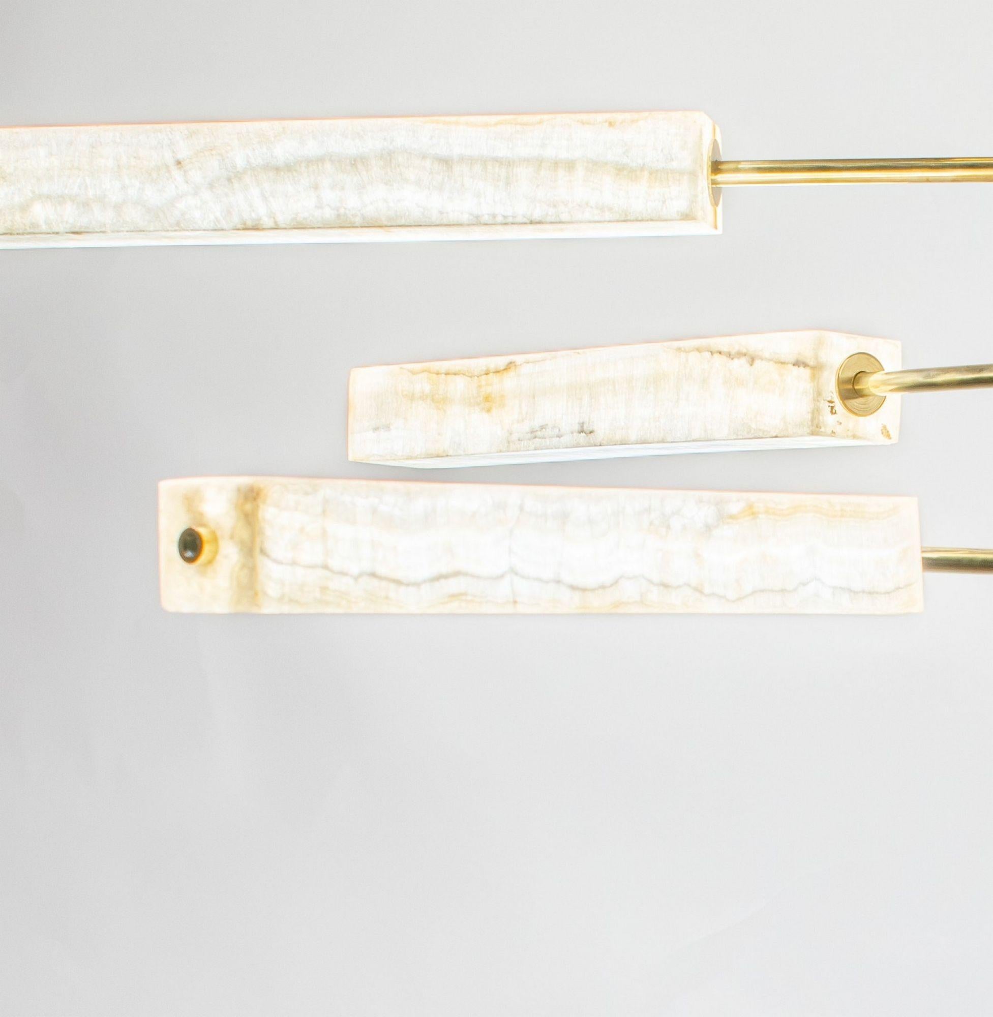 Monolite, Brass and Ivory-toned Onyx sculptural chandelier, Piattelli Design For Sale 11