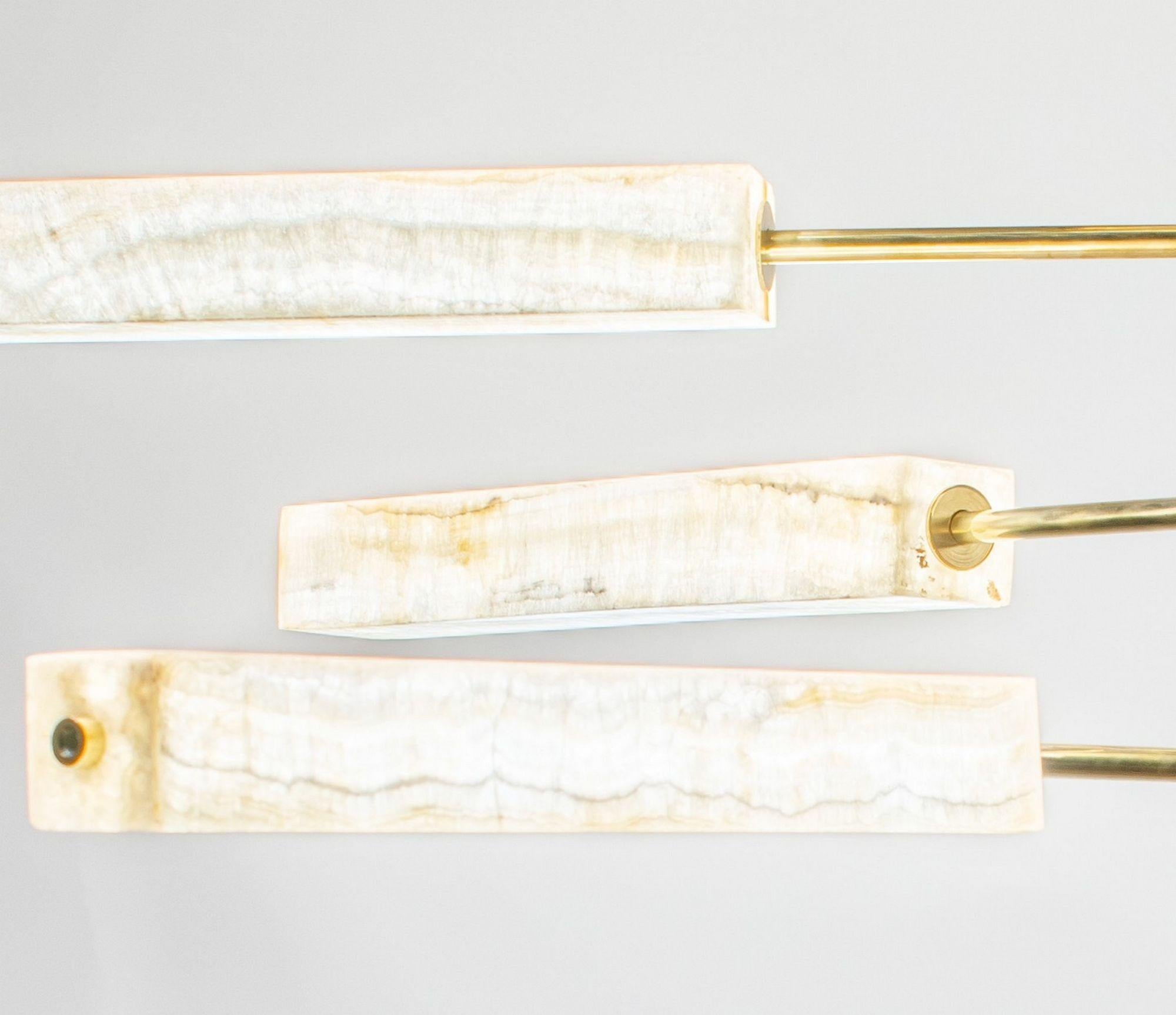 Monolite, Brass and Ivory-toned Onyx sculptural chandelier, Piattelli Design For Sale 14