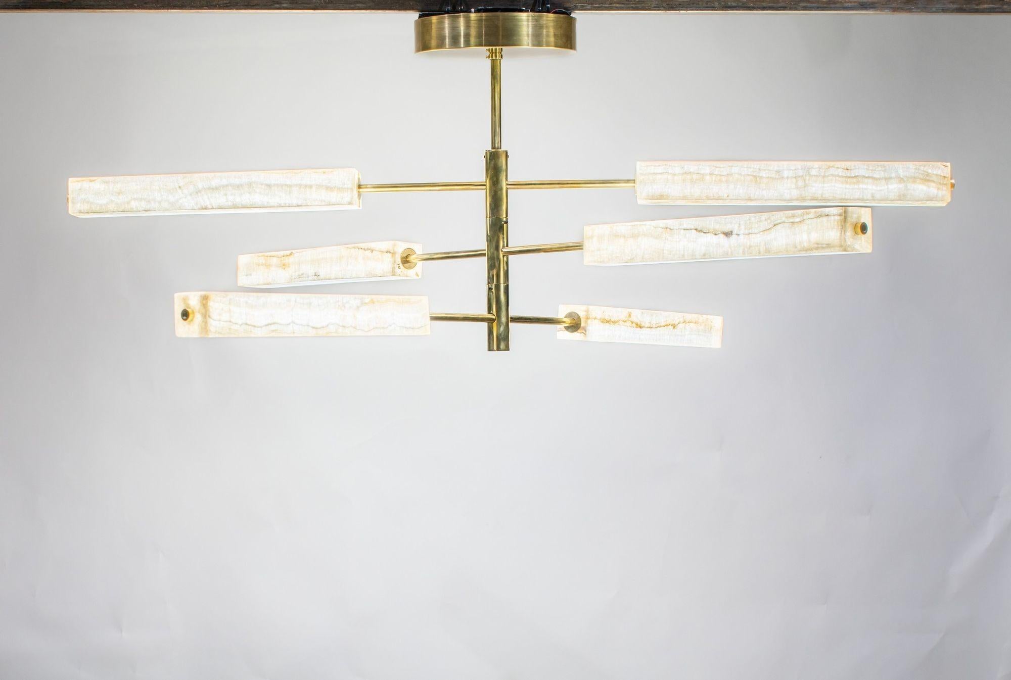 Contemporary Monolite, Brass and Ivory-toned Onyx sculptural chandelier, Piattelli Design For Sale