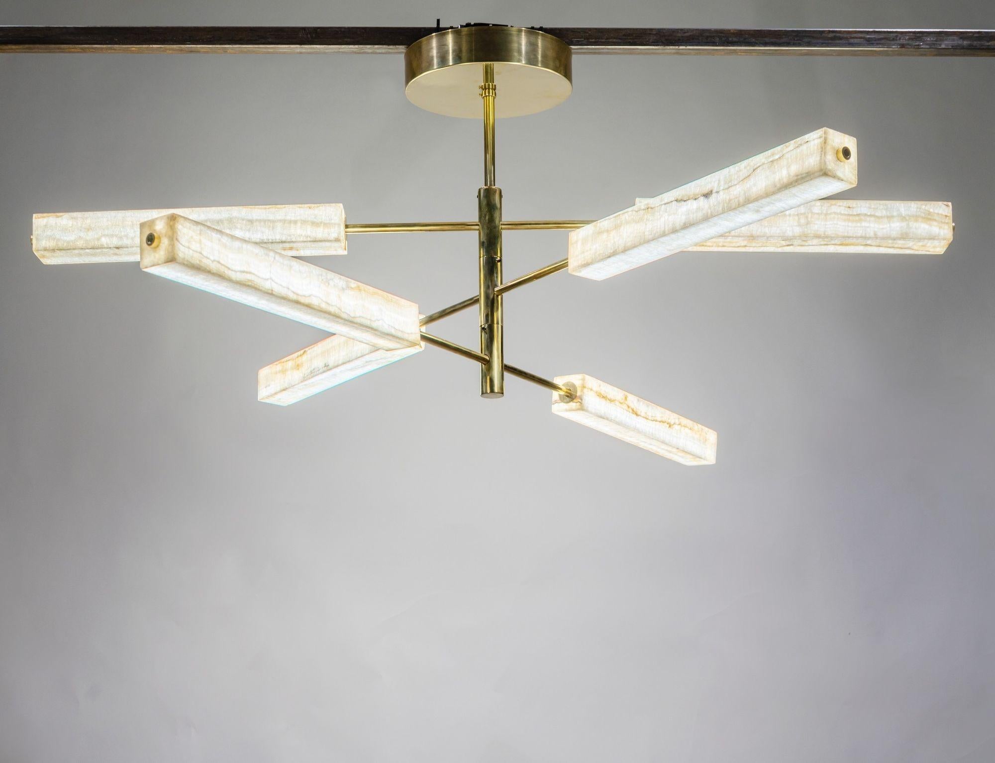 Monolite, Brass and Ivory-toned Onyx sculptural chandelier, Piattelli Design For Sale 2