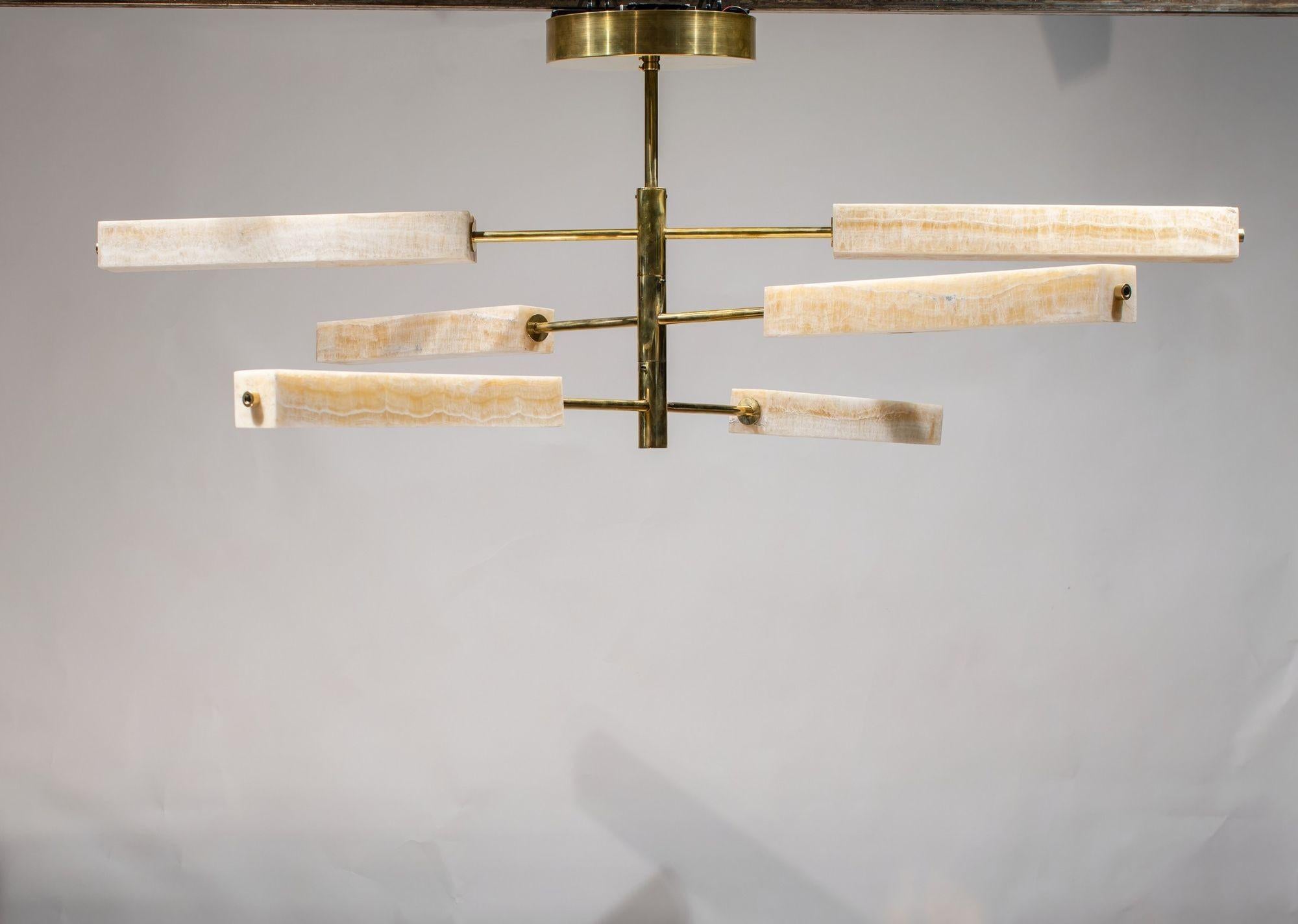 Monolite, Brass and Ivory-toned Onyx sculptural chandelier, Piattelli Design For Sale 3