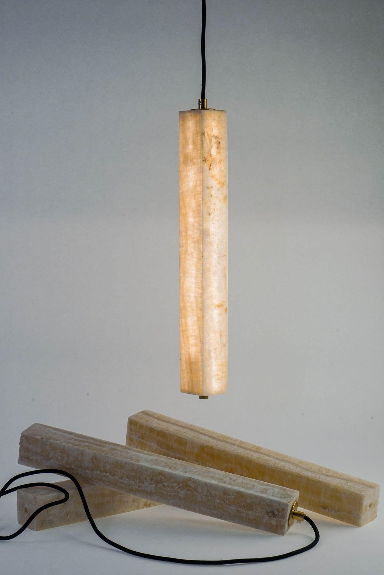 Il ciondolo Monlite è costituito da un paralume a forma di parallelepipedo in Onice a parete sottile con una striscia led a 4 lati all'interno.
Fornisce una buona quantità di luce d'atmosfera. Il led da 17,5 watt produce 3.150 lumen nativi e,