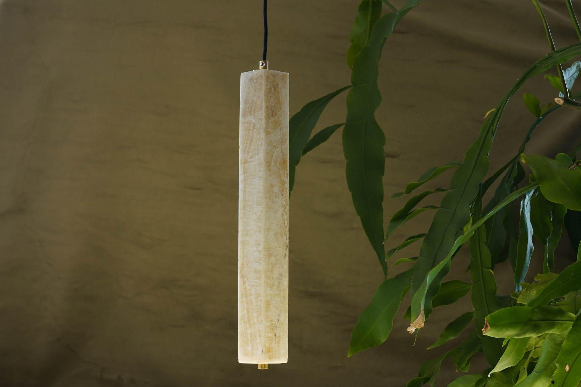 Ottone Ciondolo scultoreo Monolite in Onice, design di Silvio Piattelli in vendita