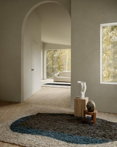 Monolith 02 Sand, Tappeto in lana annodato a mano dal design scandinavo