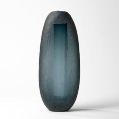 Monolito, escultura de vidrio soplado azul de Jon Lewis