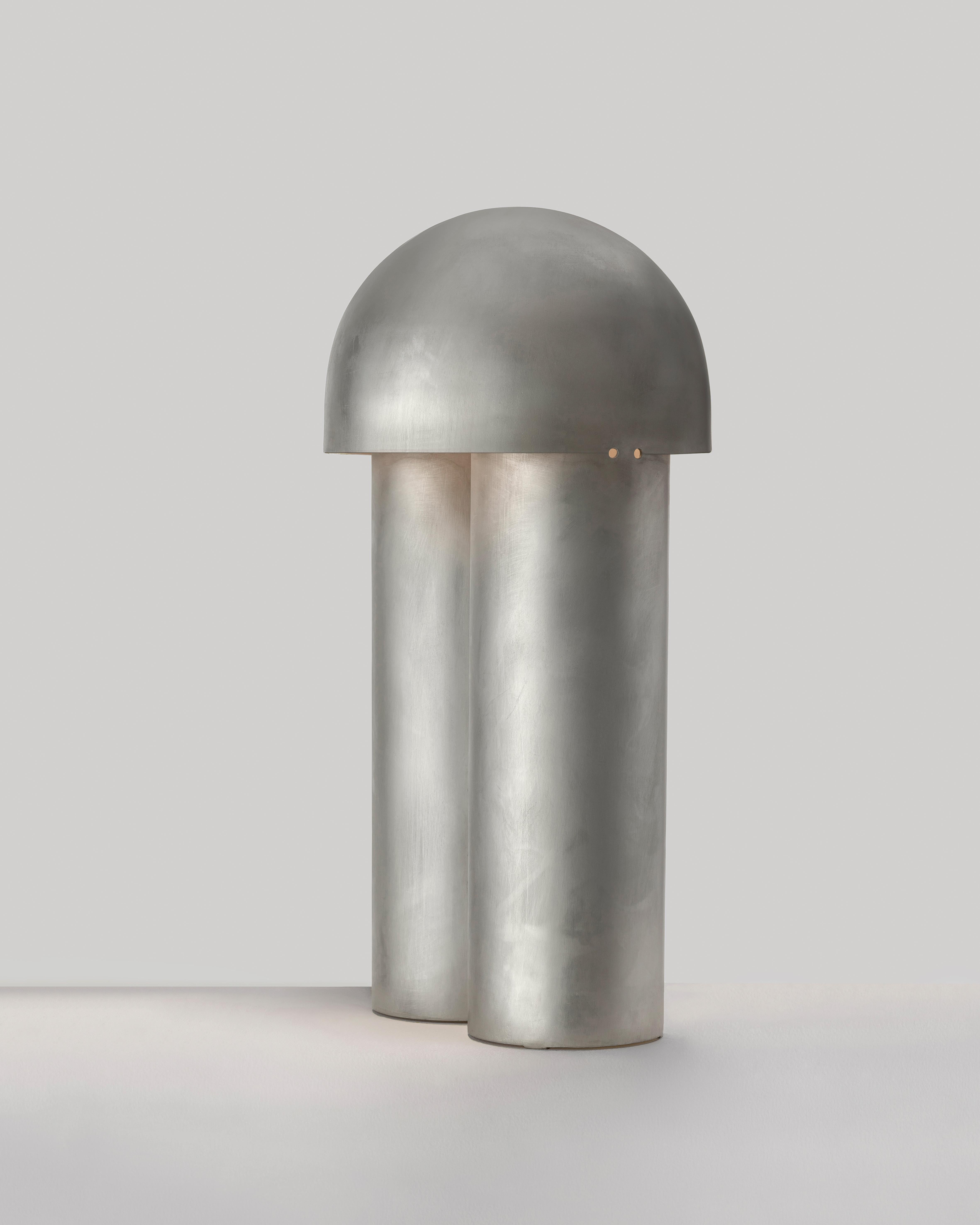 Monolith-Stehlampe aus Messing mit Skulptur von Paul Matter 11