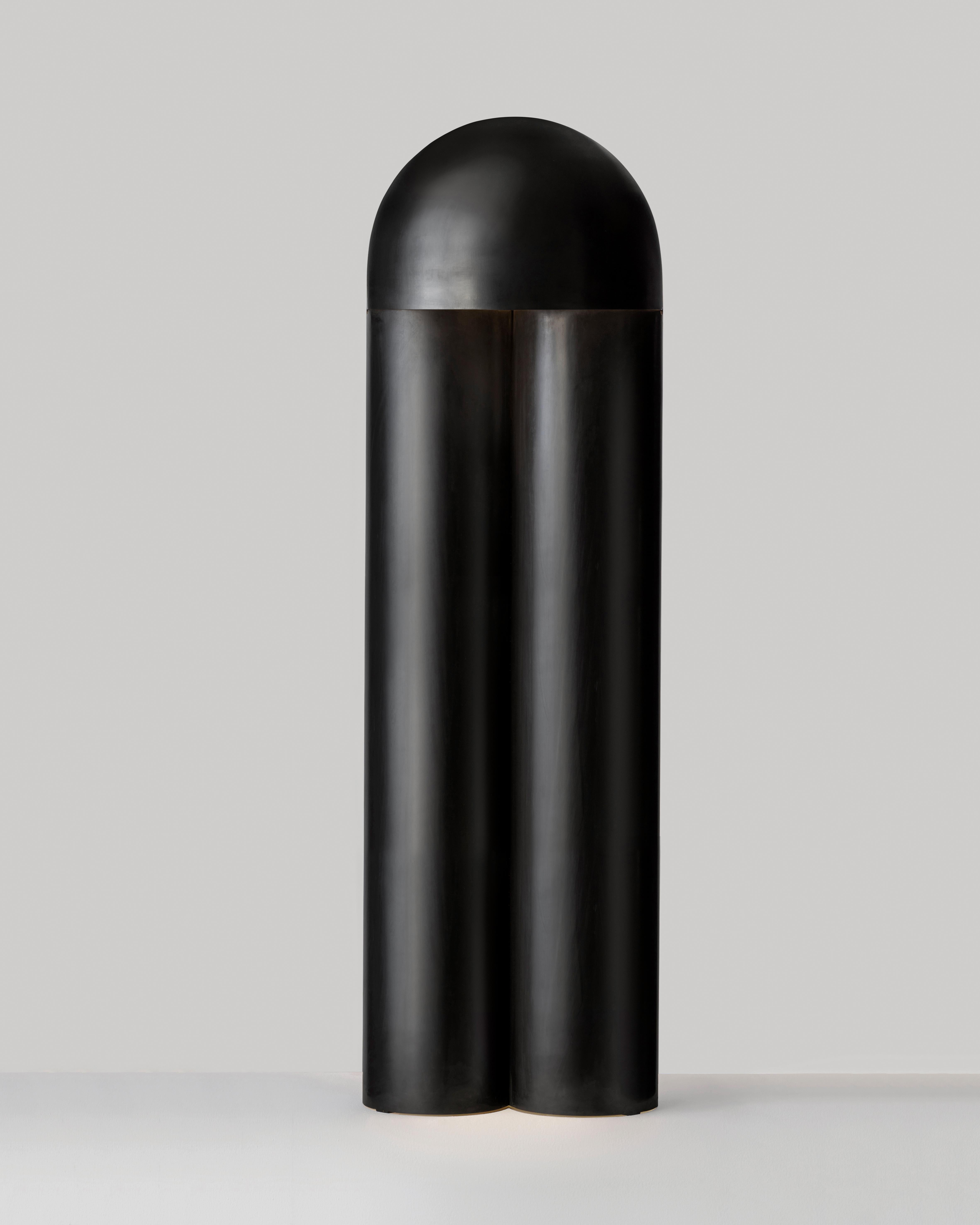 Monolith-Stehlampe aus Messing mit Skulptur von Paul Matter (21. Jahrhundert und zeitgenössisch)
