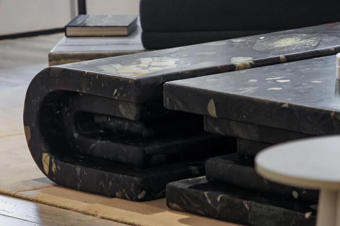 XXI secolo e contemporaneo Tavolino Monolith - Un'audace fusione di arte e funzionalità in vendita