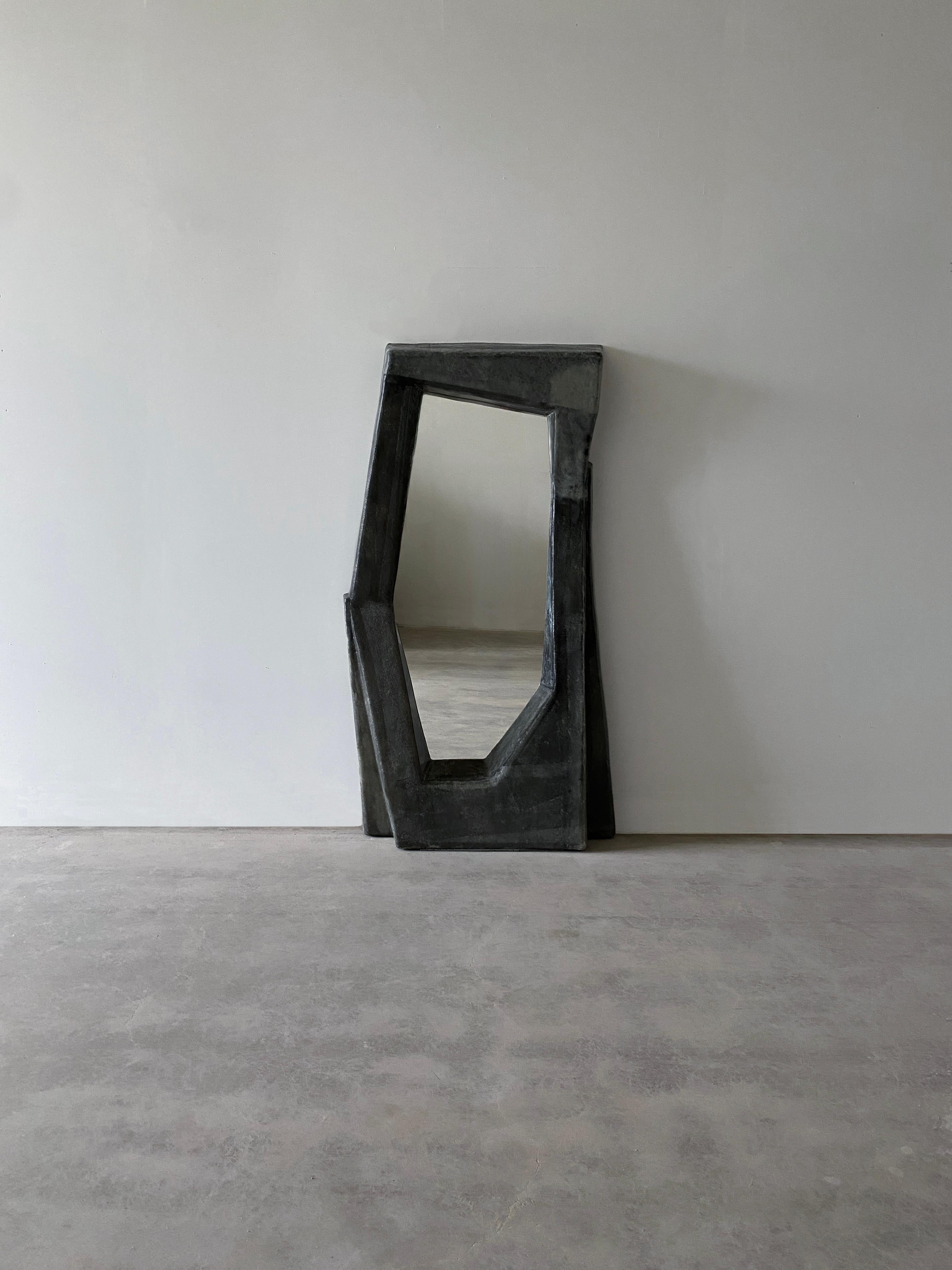 Monolith-Stehspiegel von VAVA Objects, Fiberglasspiegel, handgefertigt in Schweden (Brutalismus) im Angebot
