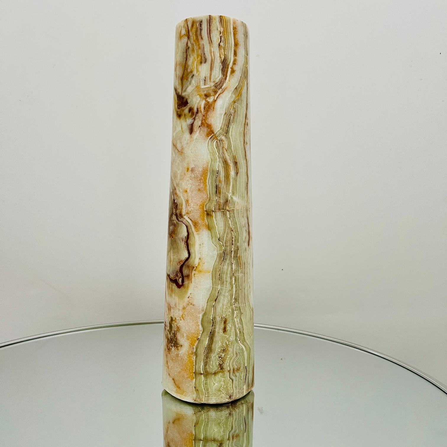 Pakistanais Vase et sculpture en onyx Monolith en vente