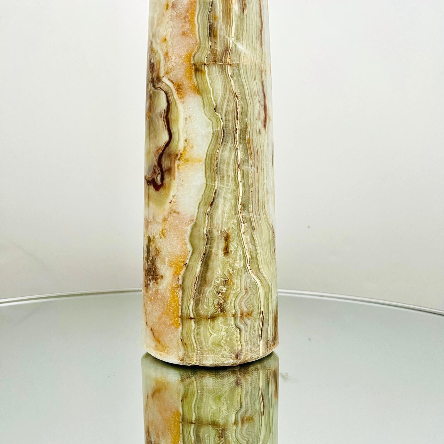 Onyx Vase et sculpture en onyx Monolith en vente