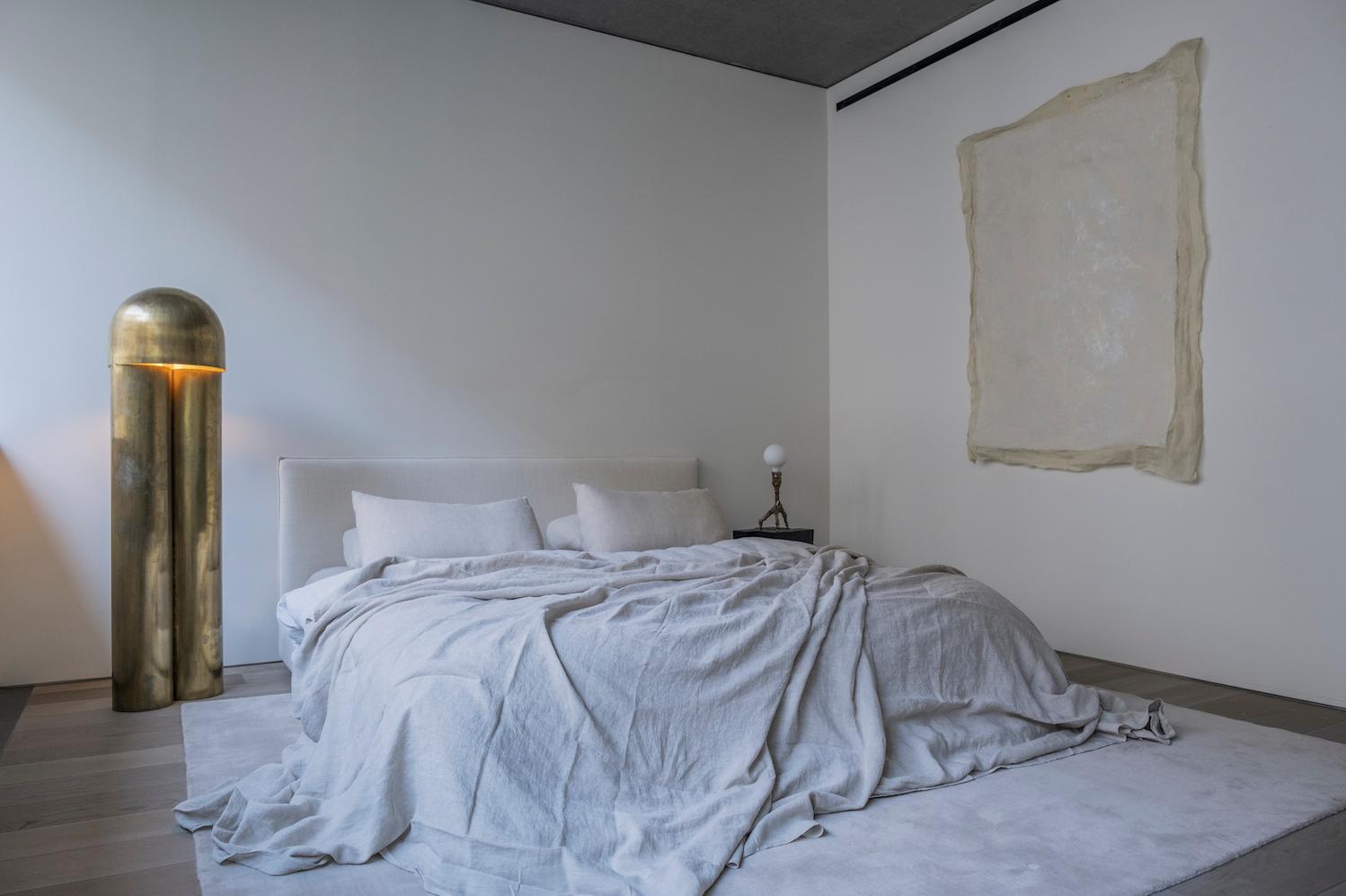 Lampadaire sculpté Monolith XL en laiton par Paul Matter en vente 12