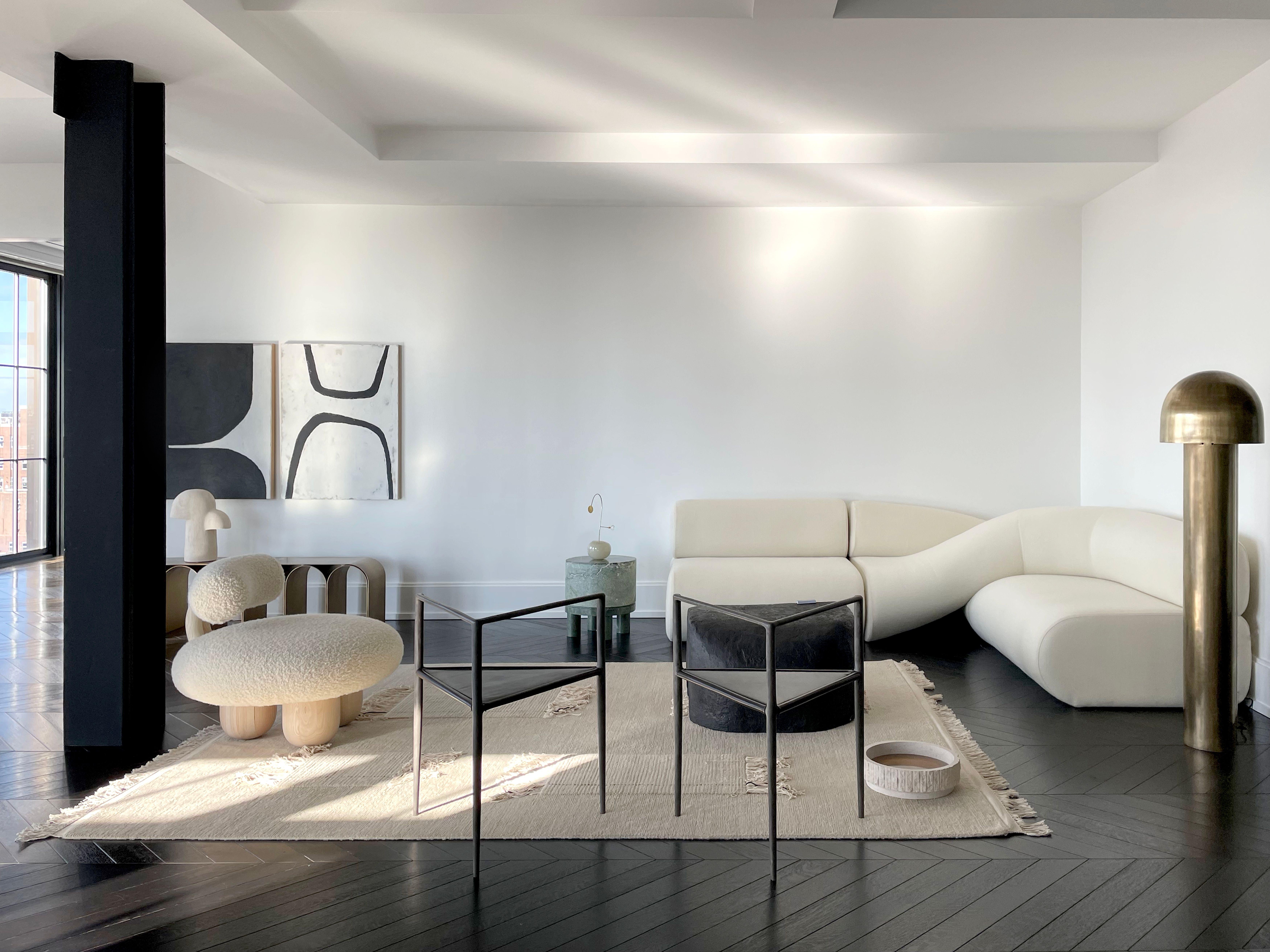 Lampadaire sculpté Monolith XL en laiton par Paul Matter
Mesures : H 183 x D&H 43 cm
Lampes : 1 type de culot E14, 3W-5W LED, blanc chaud
Certifié CE, Tension 220V-240V
Dimmable sur demande
Matériaux : Laiton

Finitions personnalisées :
1. Laiton