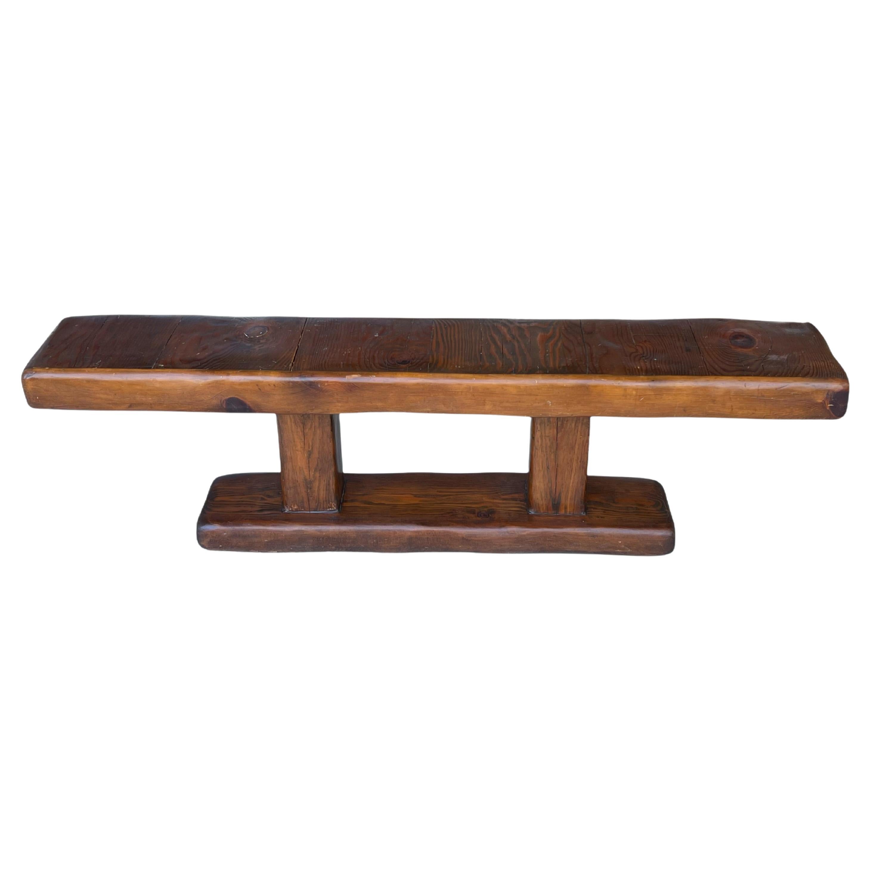 Banc de studio vintage en bois massif. Design/One monolithique avec des bordures subtilement ondulées. 