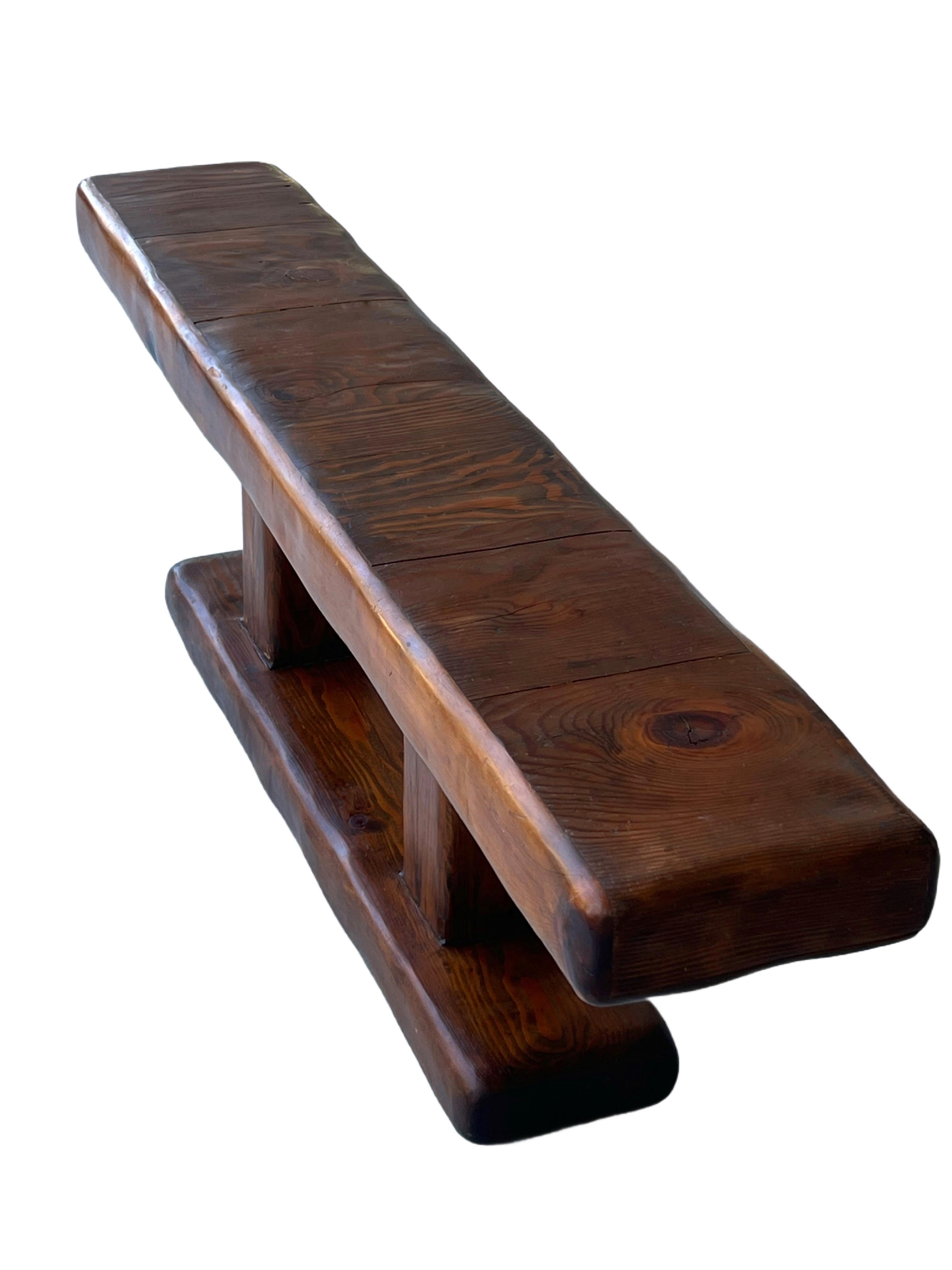 Banc de Studio français en bois sculpté Monolithique Bon état - En vente à Miami, FL
