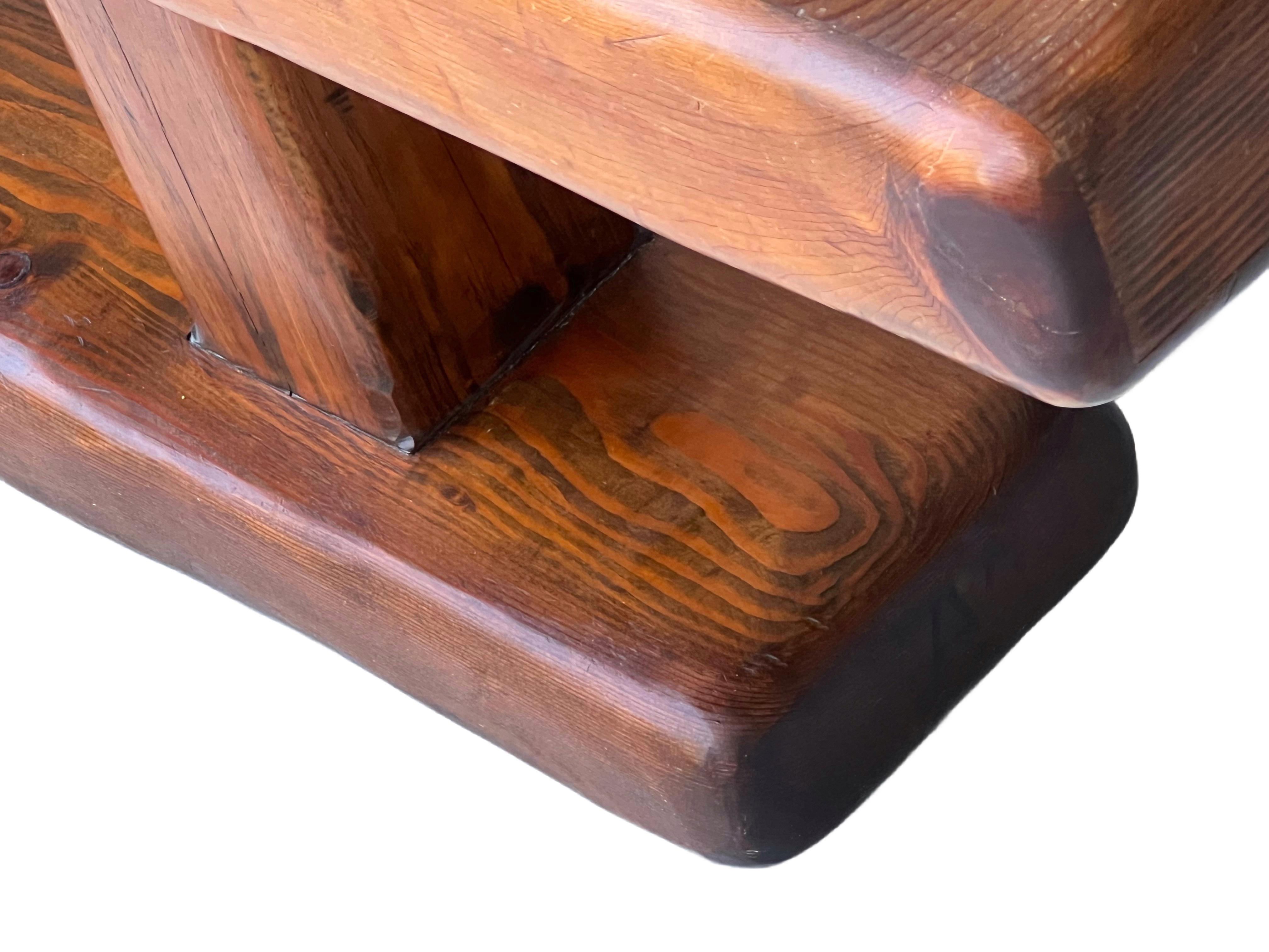 Milieu du XXe siècle Banc de Studio français en bois sculpté Monolithique en vente