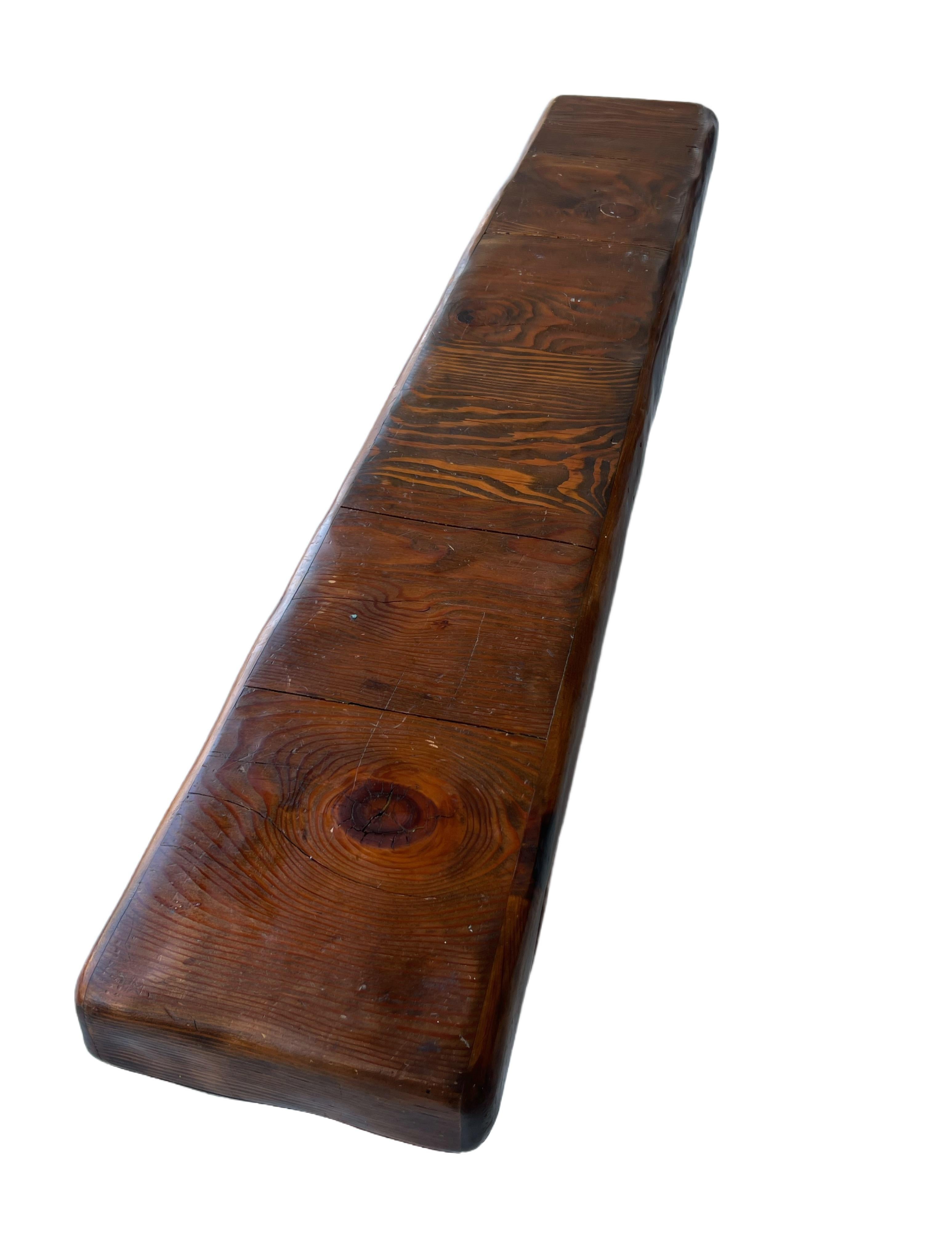 Banc de Studio français en bois sculpté Monolithique en vente 1