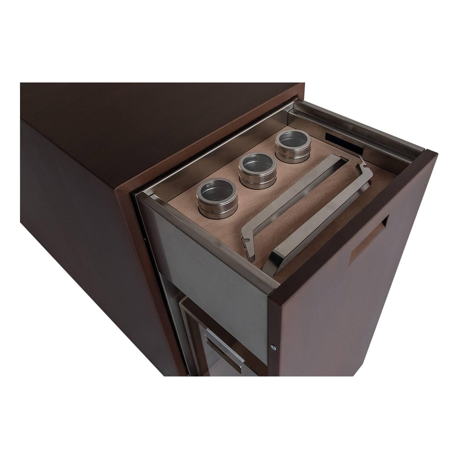 Elegant Corten Outdoor Charcoal Barbecue with Shelves and Cupboards, Snail (Gebürstet) im Angebot