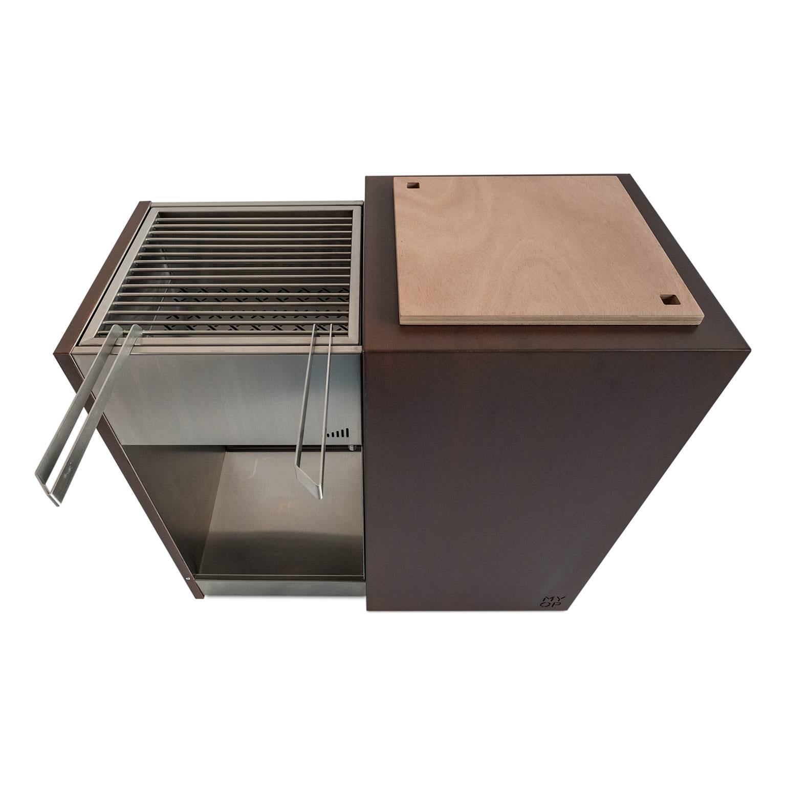 This monolithic charcoal barbecue is elegant and functional with sliding grills and accessories.
Snail Mono is small, handy and compact.
Suitable for small outdoor spaces, it gives warm, art and essence to garden or terrace.
Snail's structure and