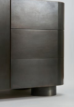 Credenza / Credenza monolitica in ottone patinato nero e legno di noce burlati