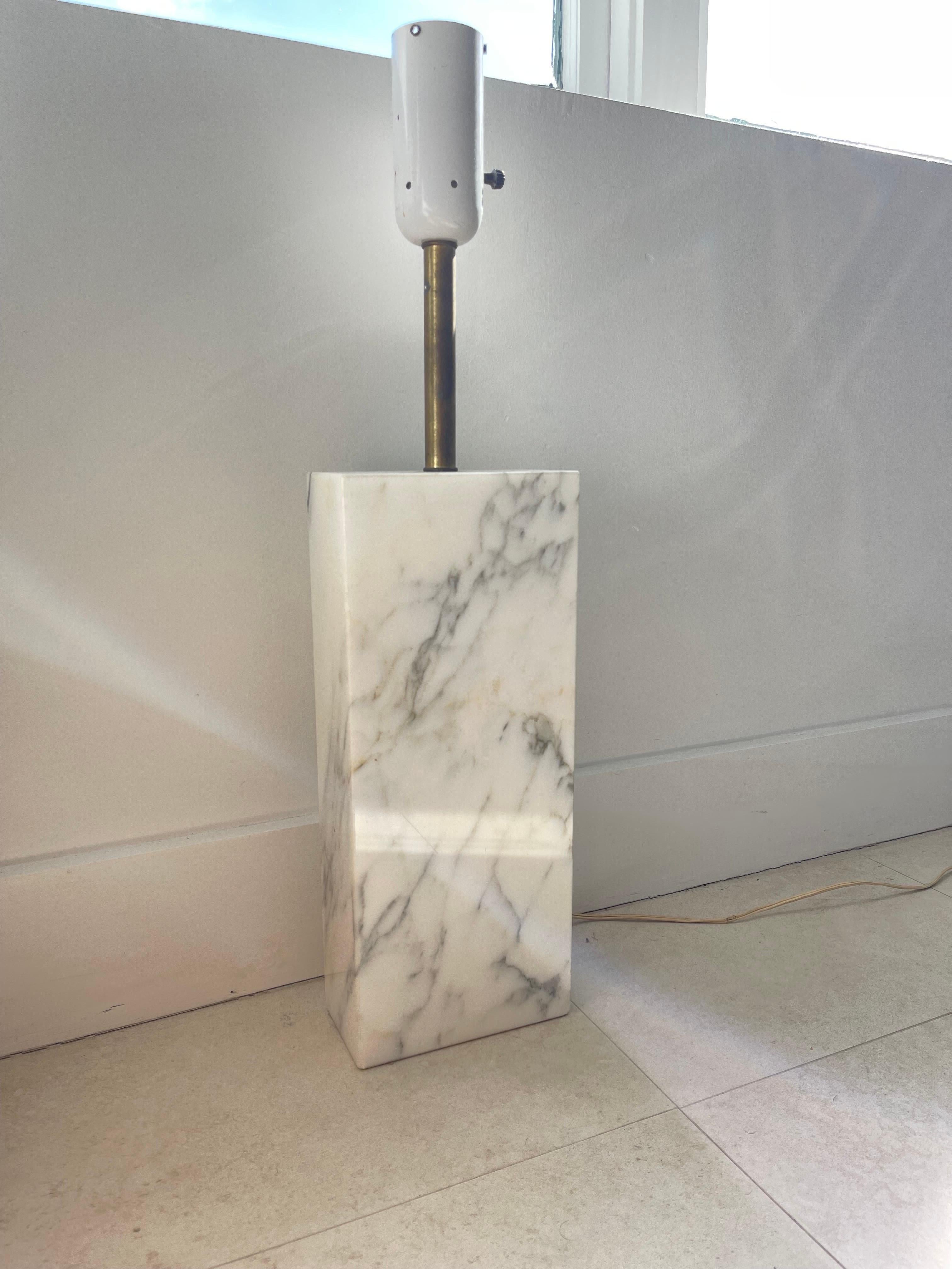 Mid-Century Modern Lampe de table monolithique en marbre statuaire Elizabeth Kauffer pour Nessen Studio, années 1950 en vente