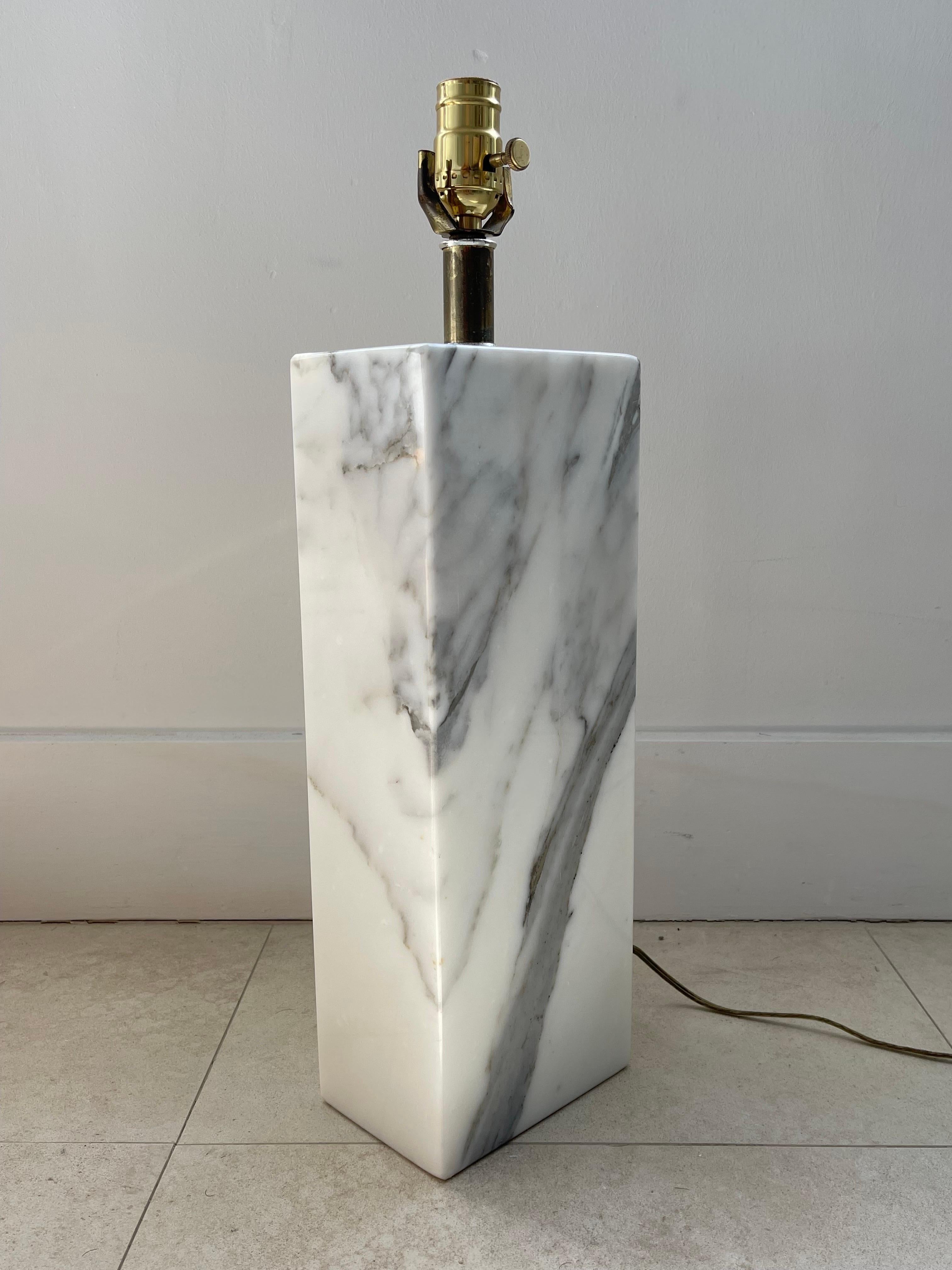 Américain Lampe de table monolithique en marbre statuaire Elizabeth Kauffer pour Nessen Studio, années 1950 en vente
