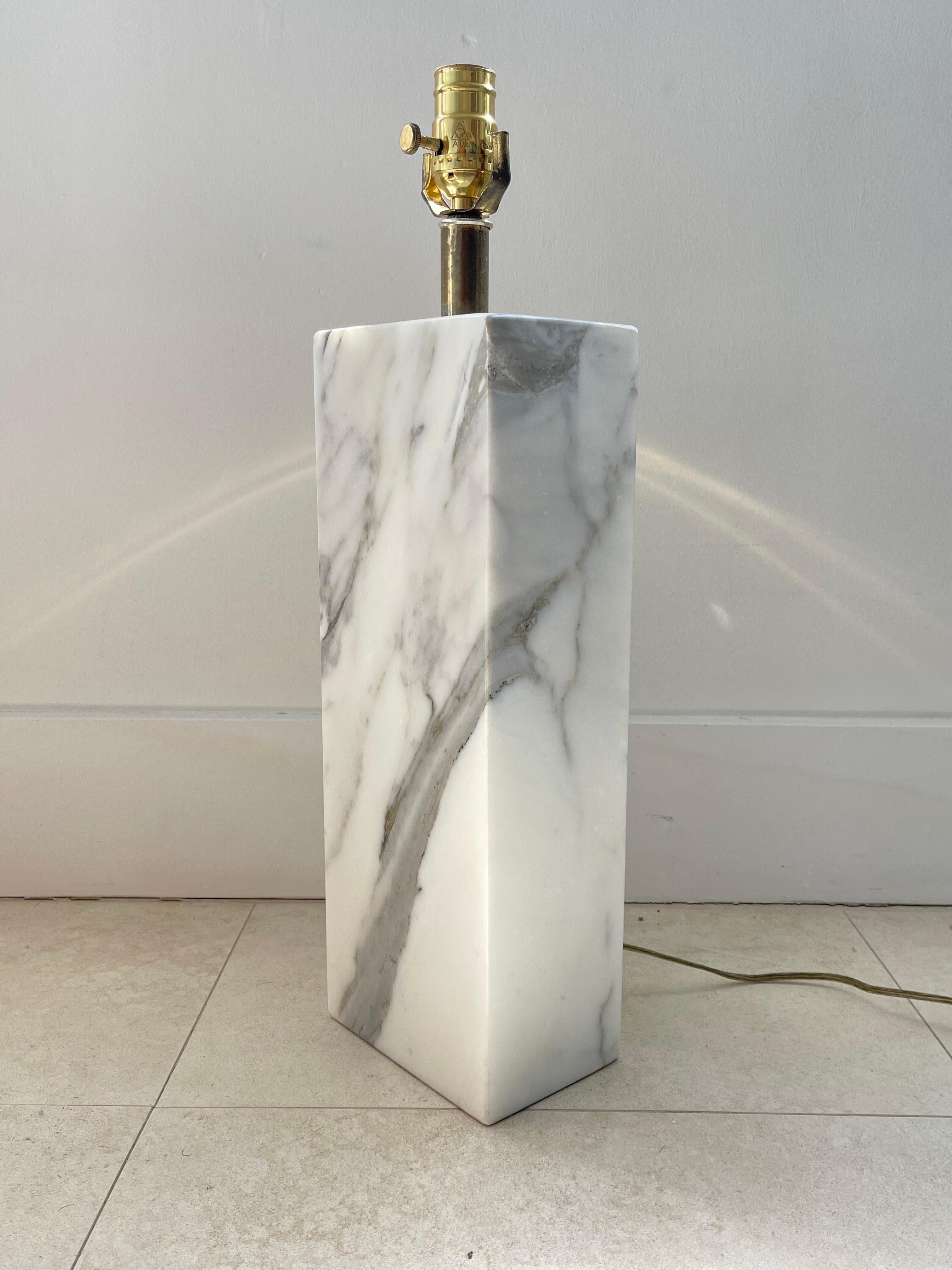 Polished Monolithic Elizabeth Kauffer Statuary Marble Table Lamp for Nessen Studio, 1950s For Sale