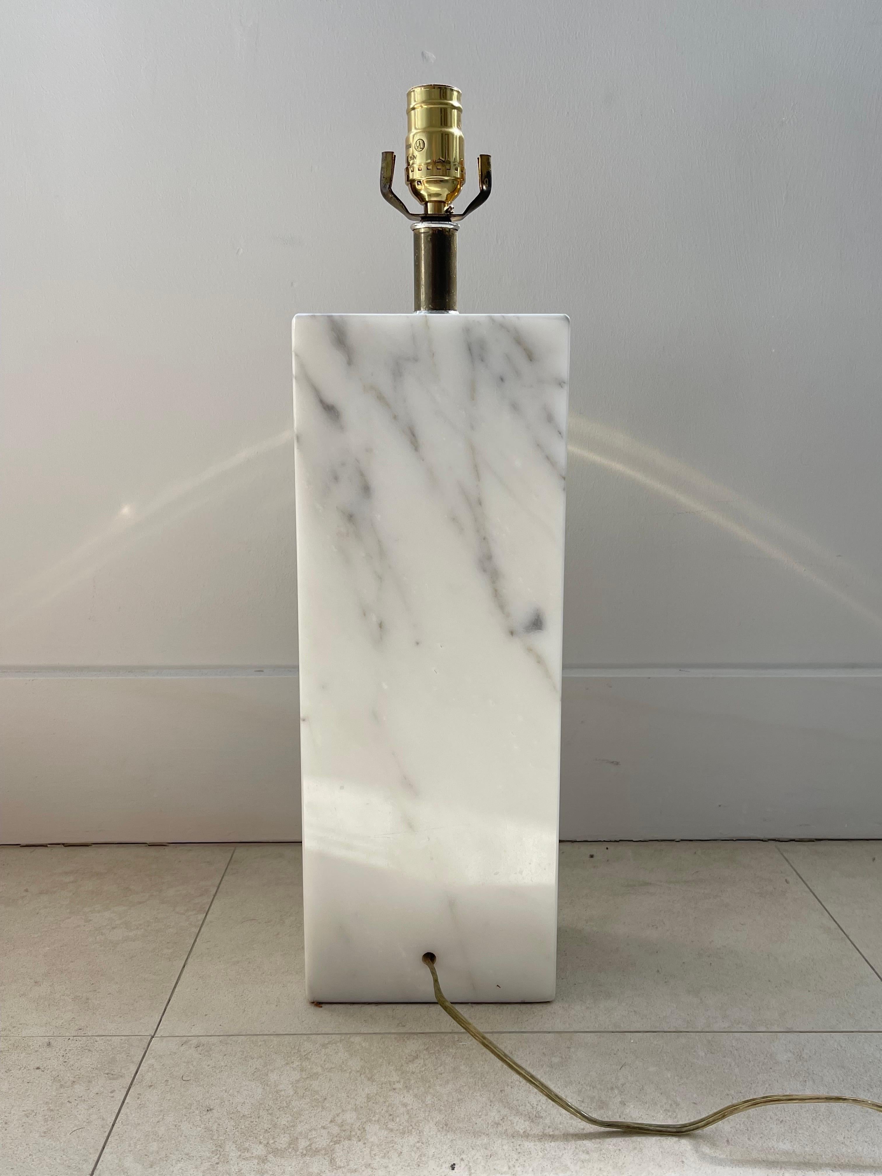 Monolithic Elizabeth Kauffer Statuary Marble Table Lamp for Nessen Studio, 1950s In Good Condition For Sale In Miami, FL