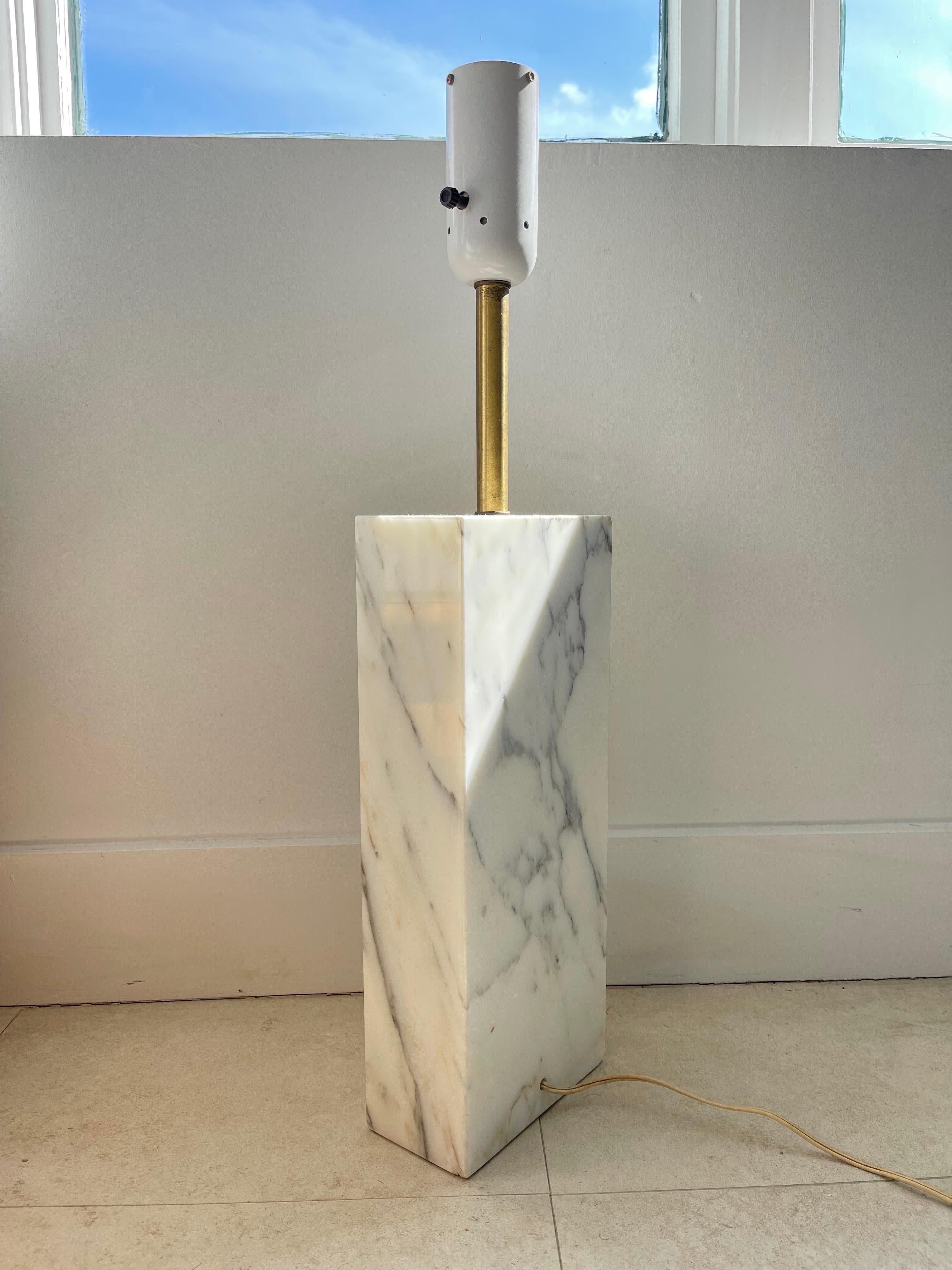 Monolithic Elizabeth Kauffer Statuary Marble Table Lamp for Nessen Studio, 1950s In Good Condition For Sale In Miami, FL