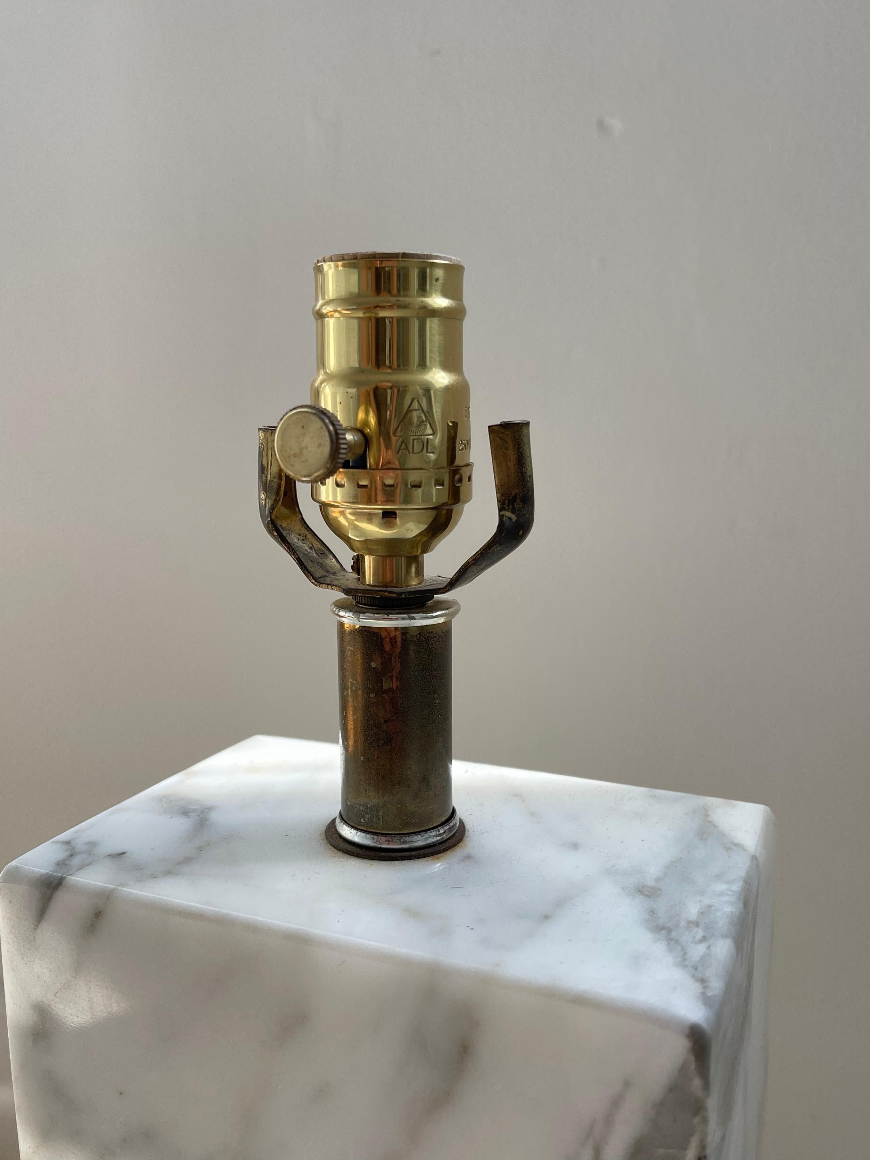 Monolithische Elizabeth Kauffer-Tischlampe aus Bildhauermarmor für Nessen Studio, 1950er Jahre (20. Jahrhundert) im Angebot