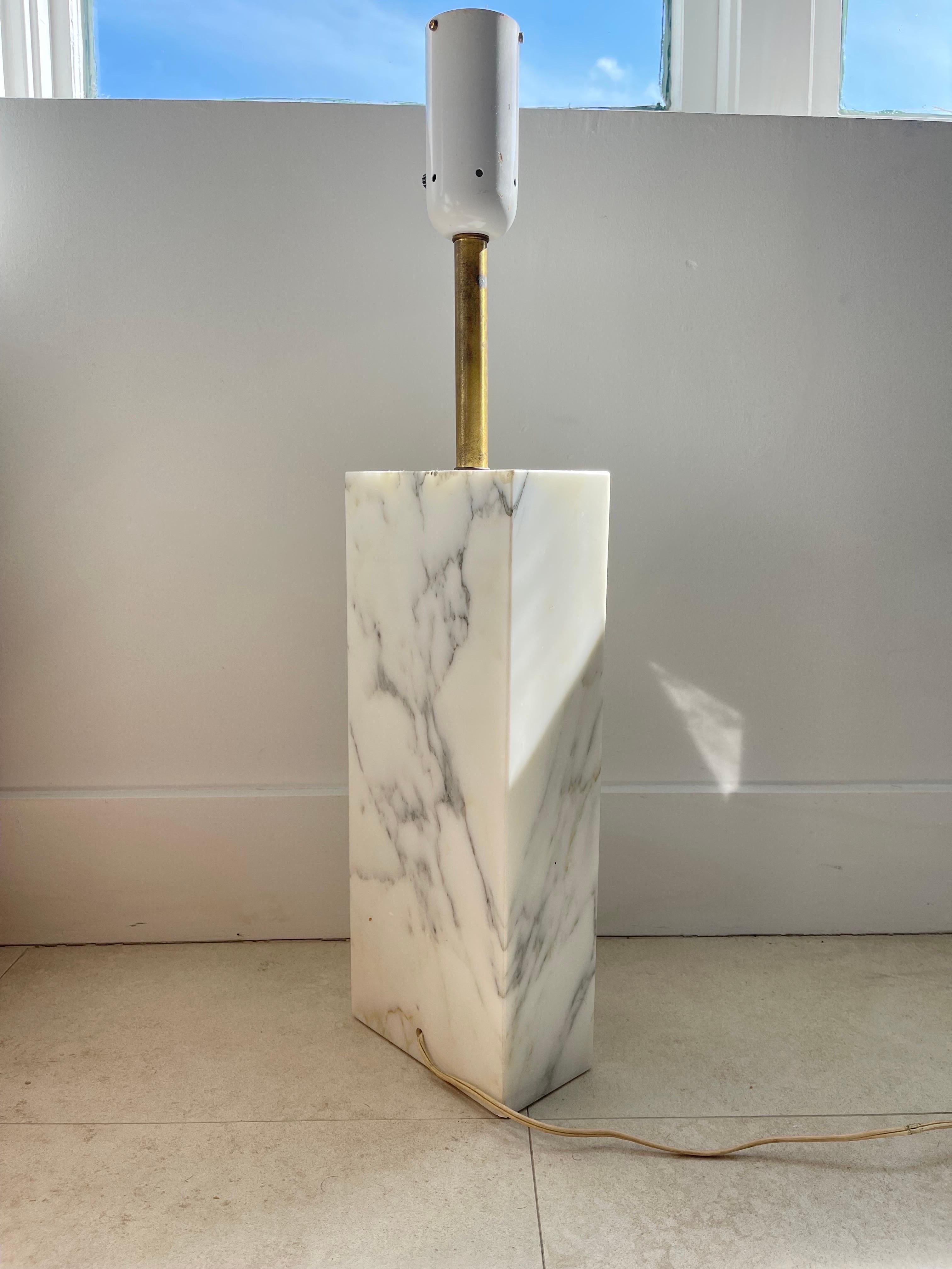 20ième siècle Lampe de table monolithique en marbre statuaire Elizabeth Kauffer pour Nessen Studio, années 1950 en vente