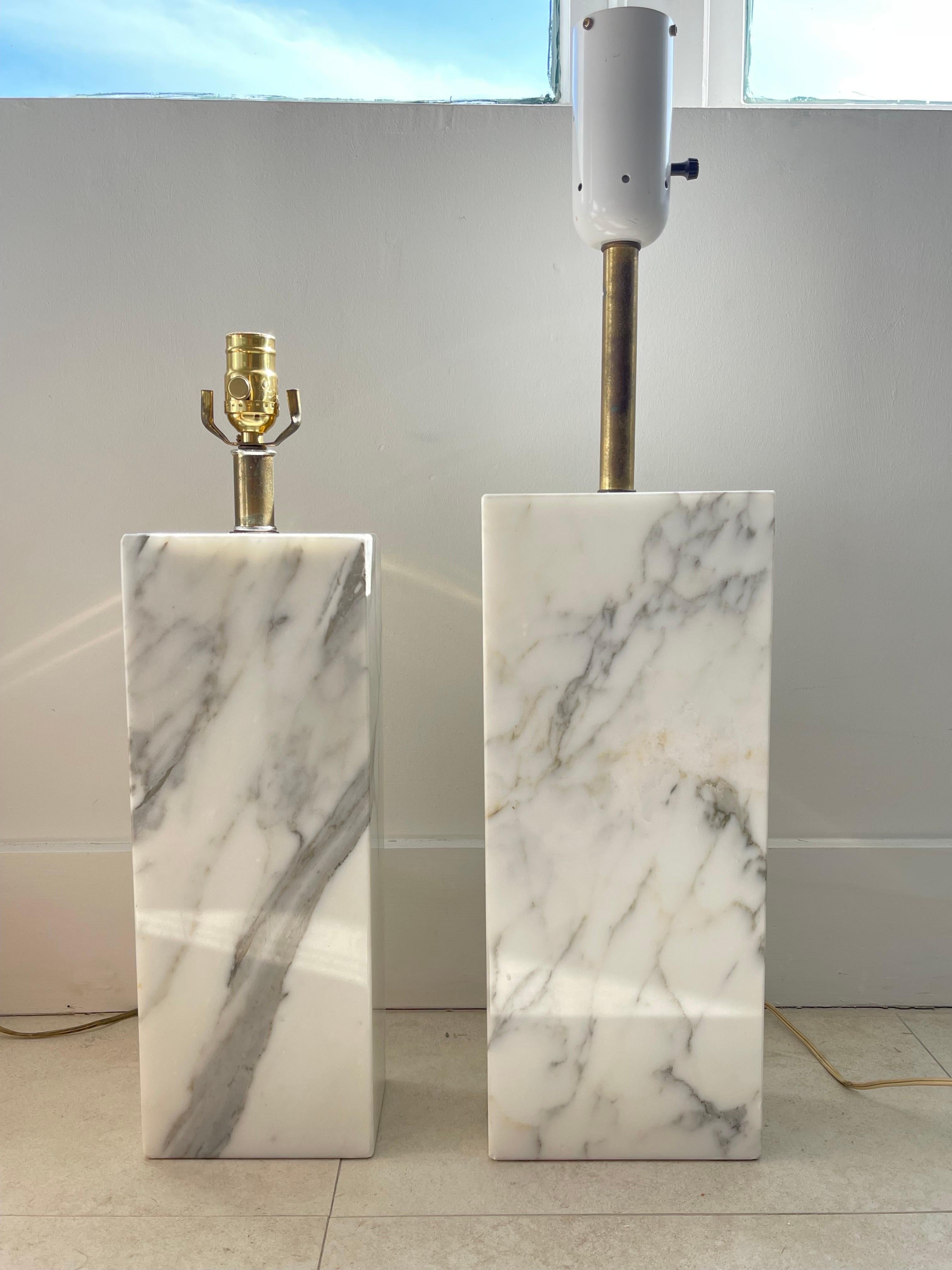 Ottone Lampada da tavolo monolitica in marmo statuario di Elizabeth Kauffer per Nessen Studio, anni '50 in vendita