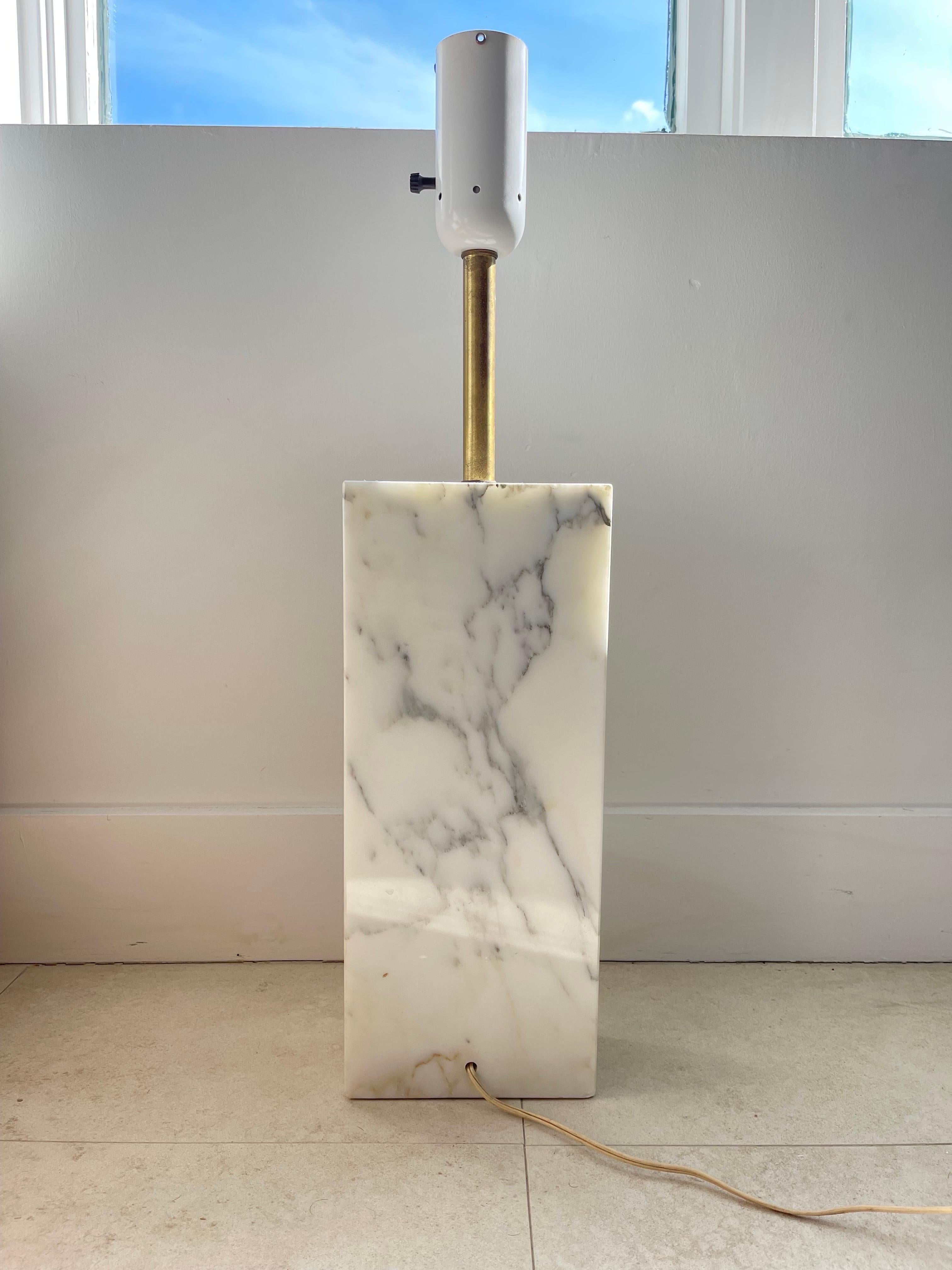 Brass Monolithic Elizabeth Kauffer Statuary Marble Table Lamp for Nessen Studio, 1950s For Sale