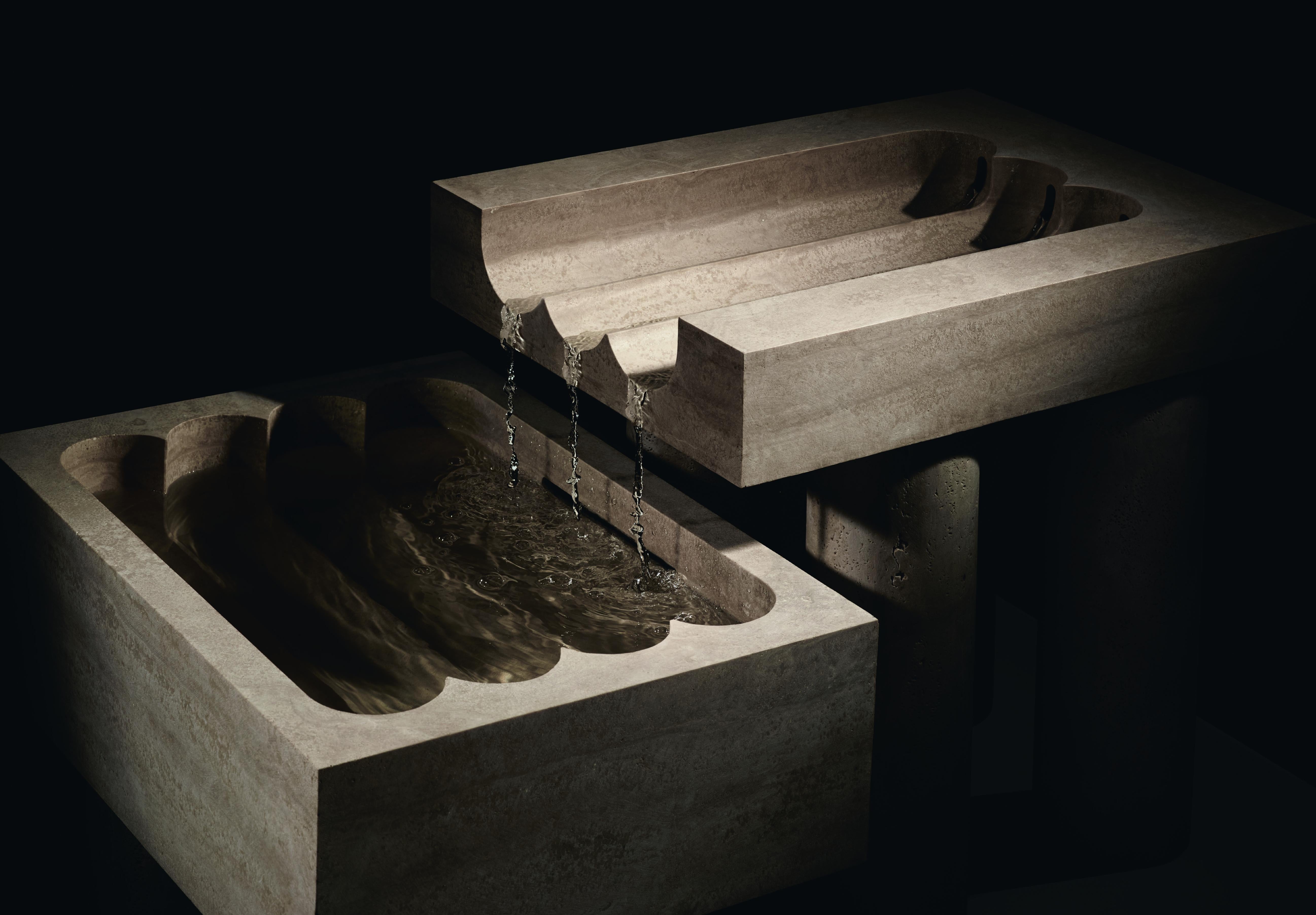 Sculpté Monolithic Font - Fontaine en deux parties taillée dans le grès de Rosso Etrusco en vente