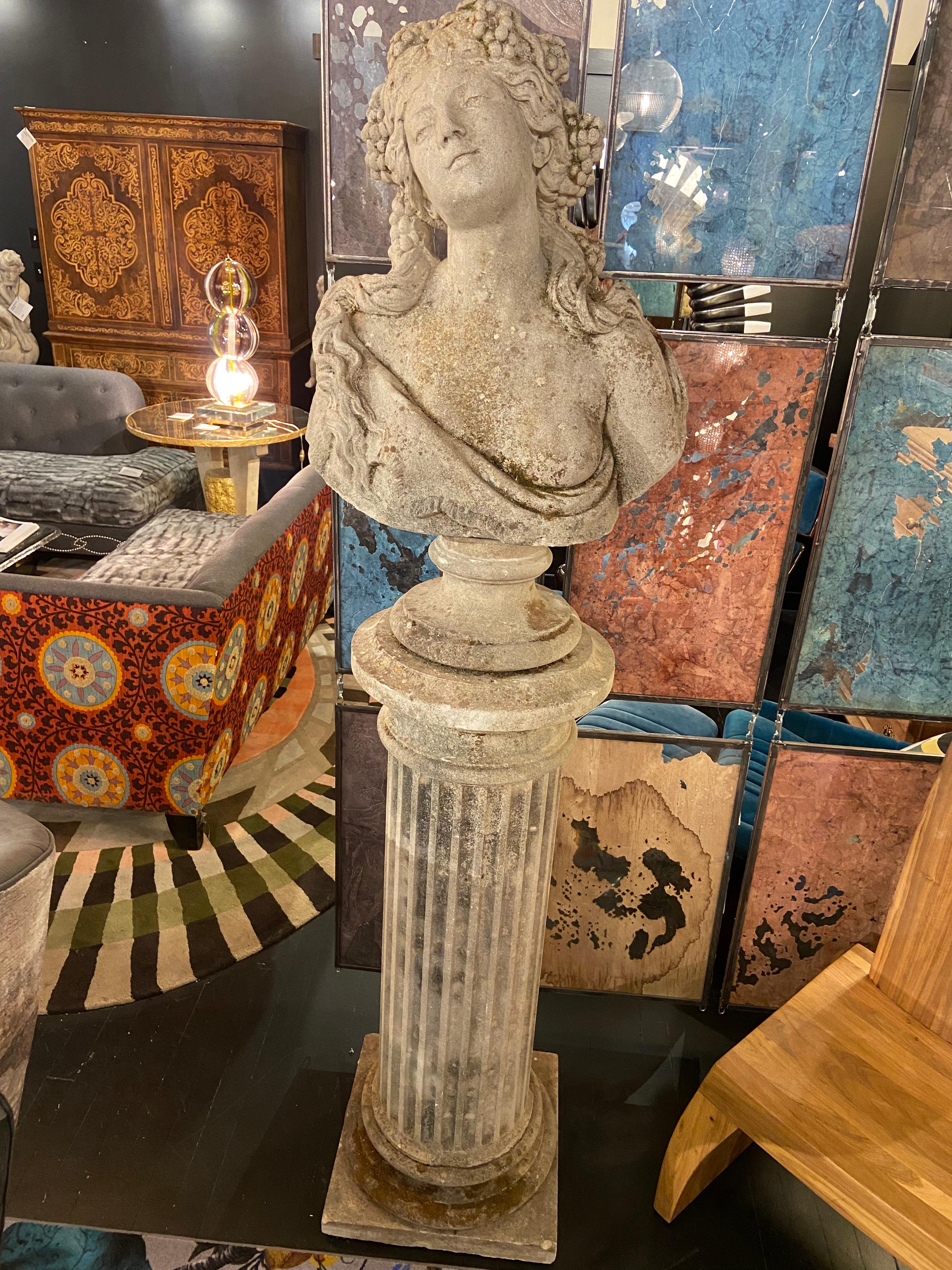 Une belle statue monolithique d'Amphictyonis, la déesse du vin. Le buste sort de la colonne de style grec. D'une hauteur d'environ 1,80 m, cette statue saisissante est une véritable pièce maîtresse dans n'importe quelle pièce. Cette statue