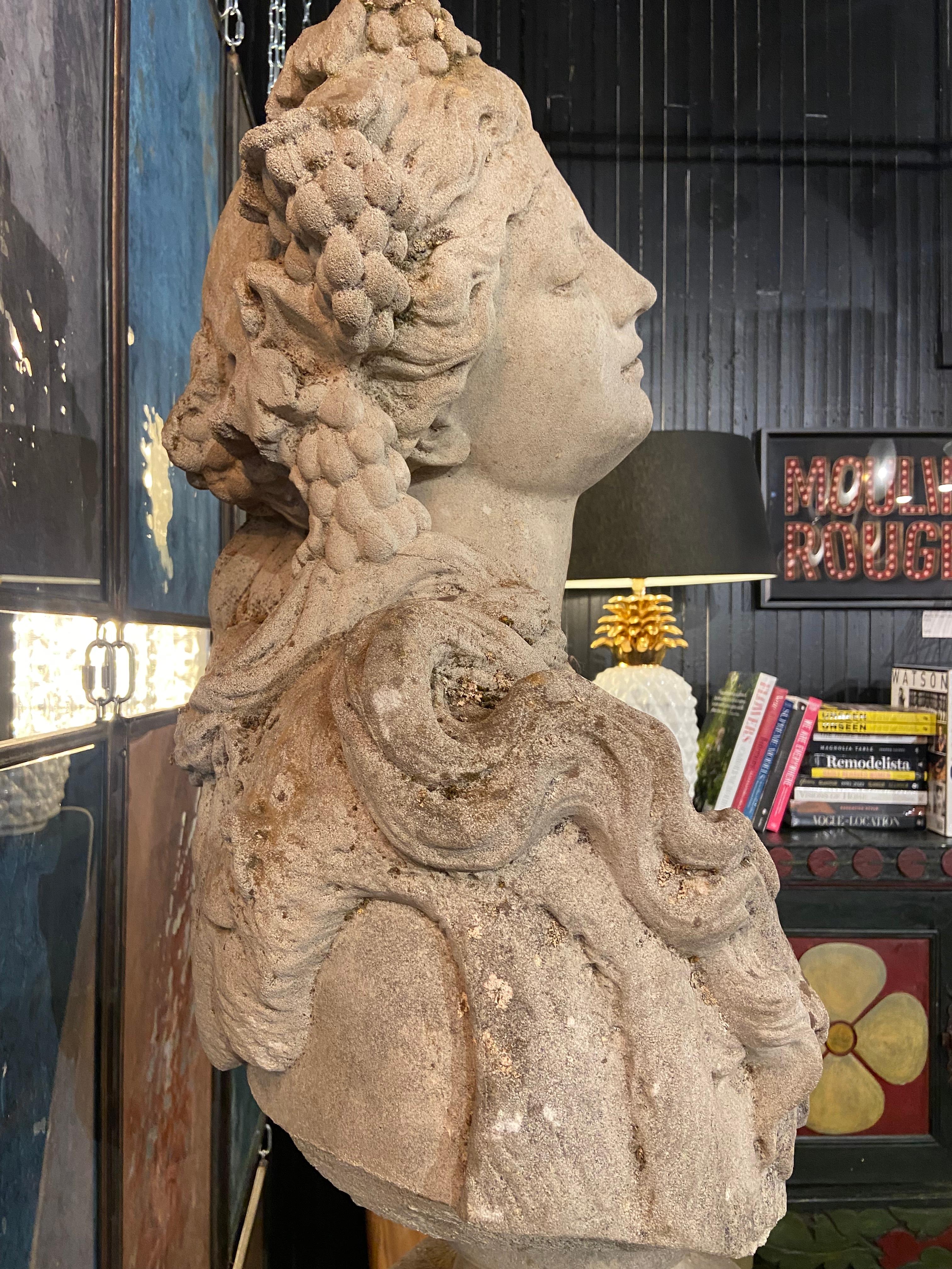 20ième siècle Statue de déesse monolithique du vin