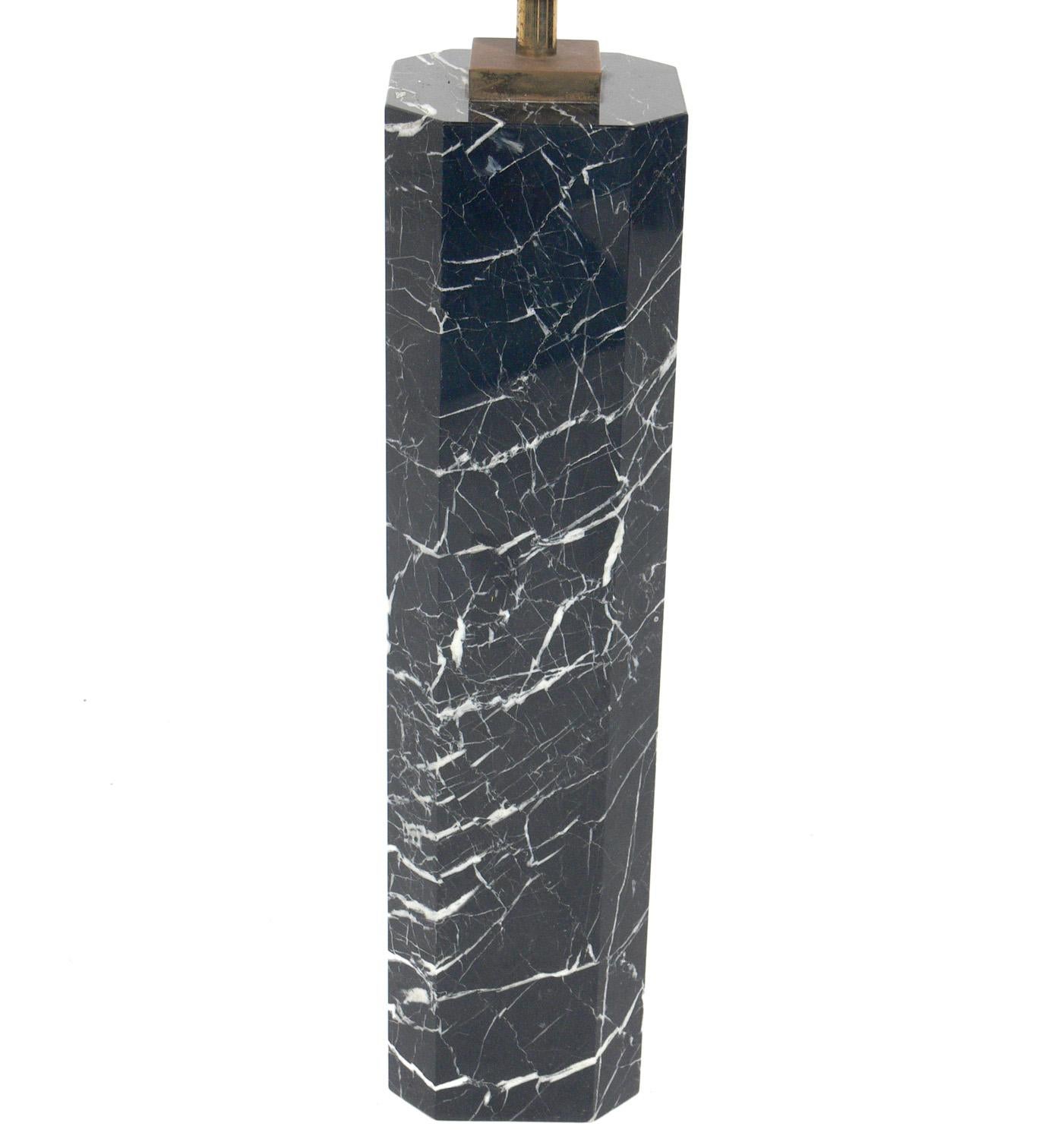 Élégante lampe en marbre, conçue par T.H. Robsjohn Gibbings pour Hansen, américain, vers les années 1950. Magnifique marbre noir avec veinage blanc et quincaillerie originale en laiton patiné. Il a été recâblé et est prêt à être utilisé. Le prix