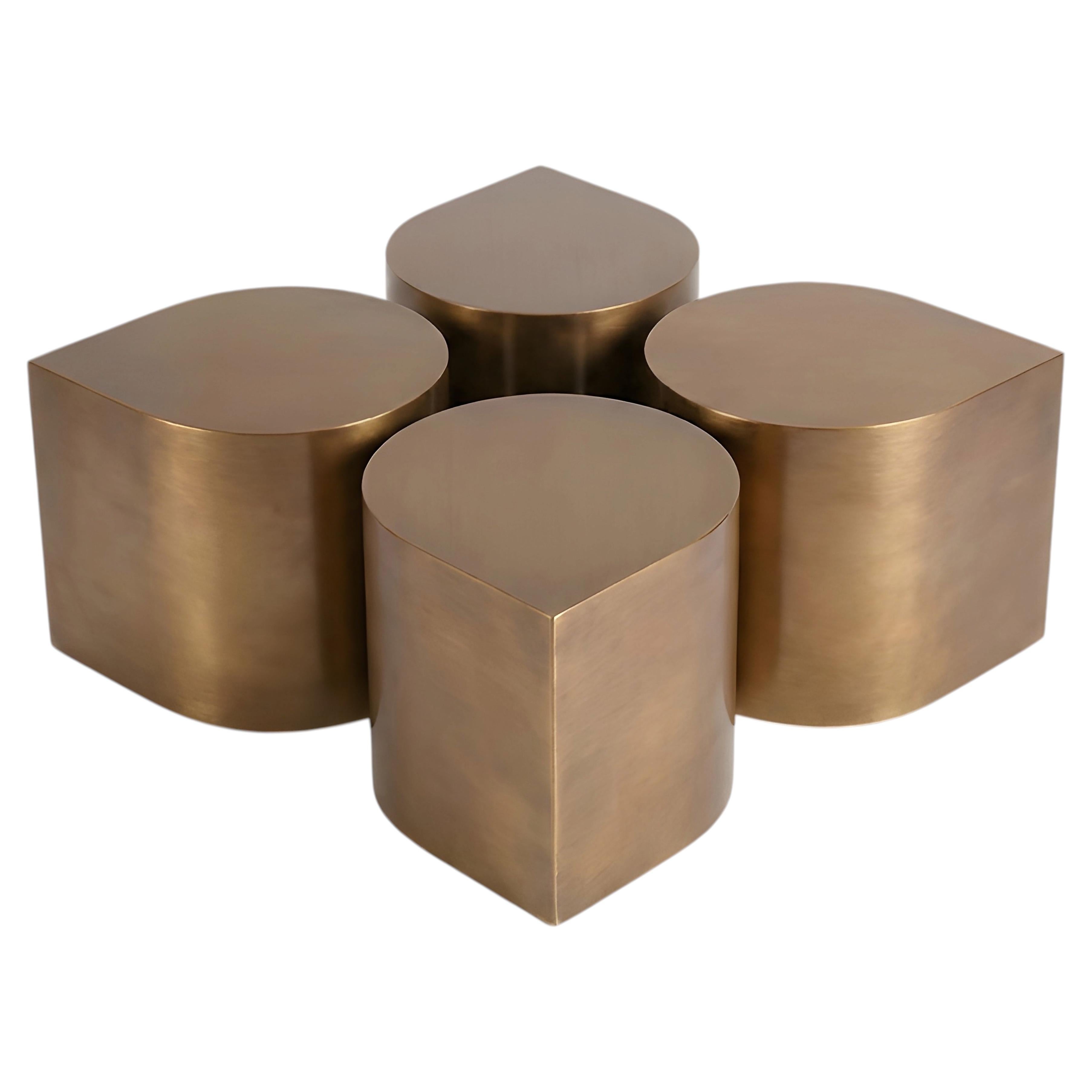 Ensemble modulaire de quatre tables basses ou d'appoint en métal monolithique patiné