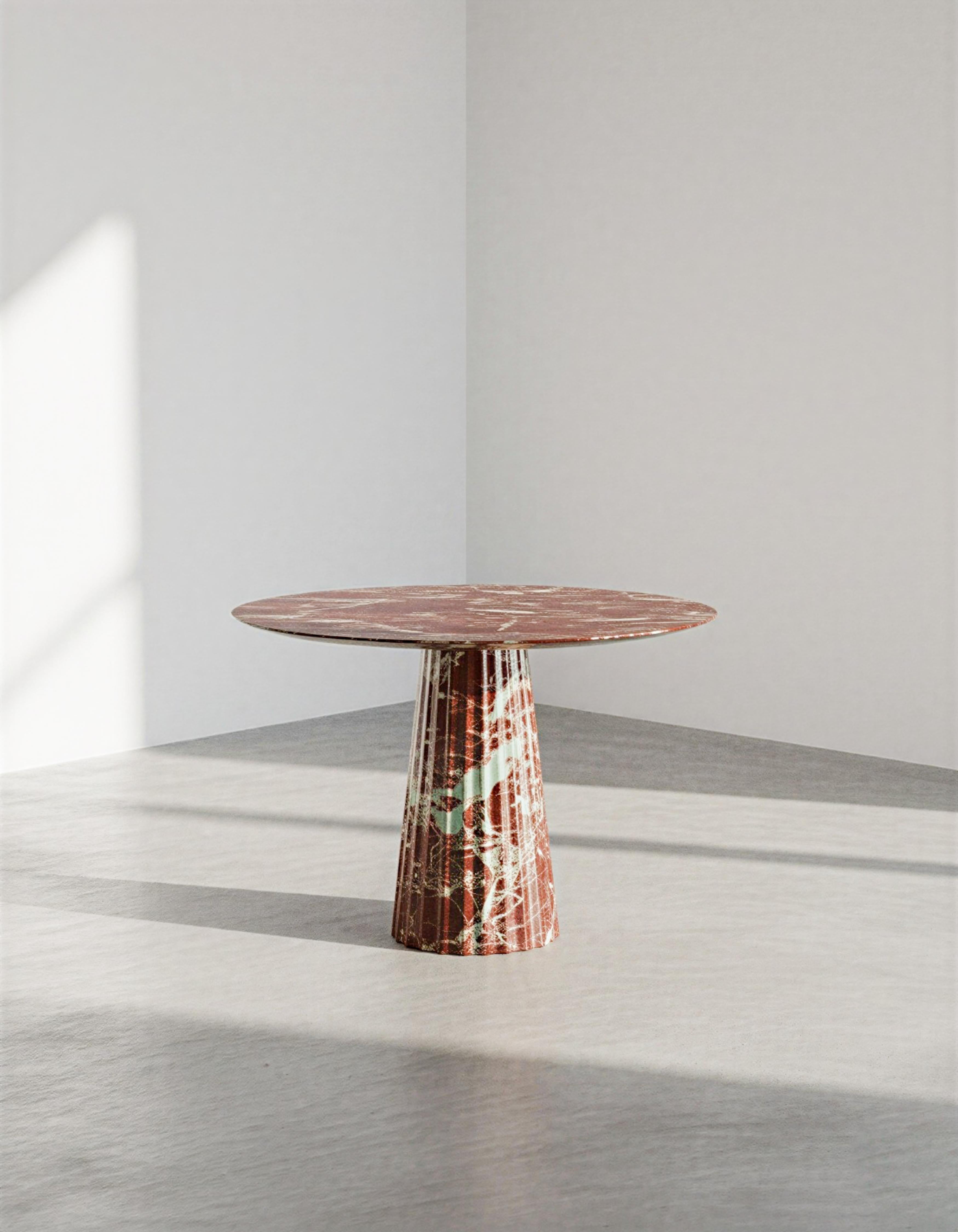 Turc Table de salle à manger ronde monolithique en marbre Rosso Levanto Une pièce maîtresse de la modernité italienne en vente