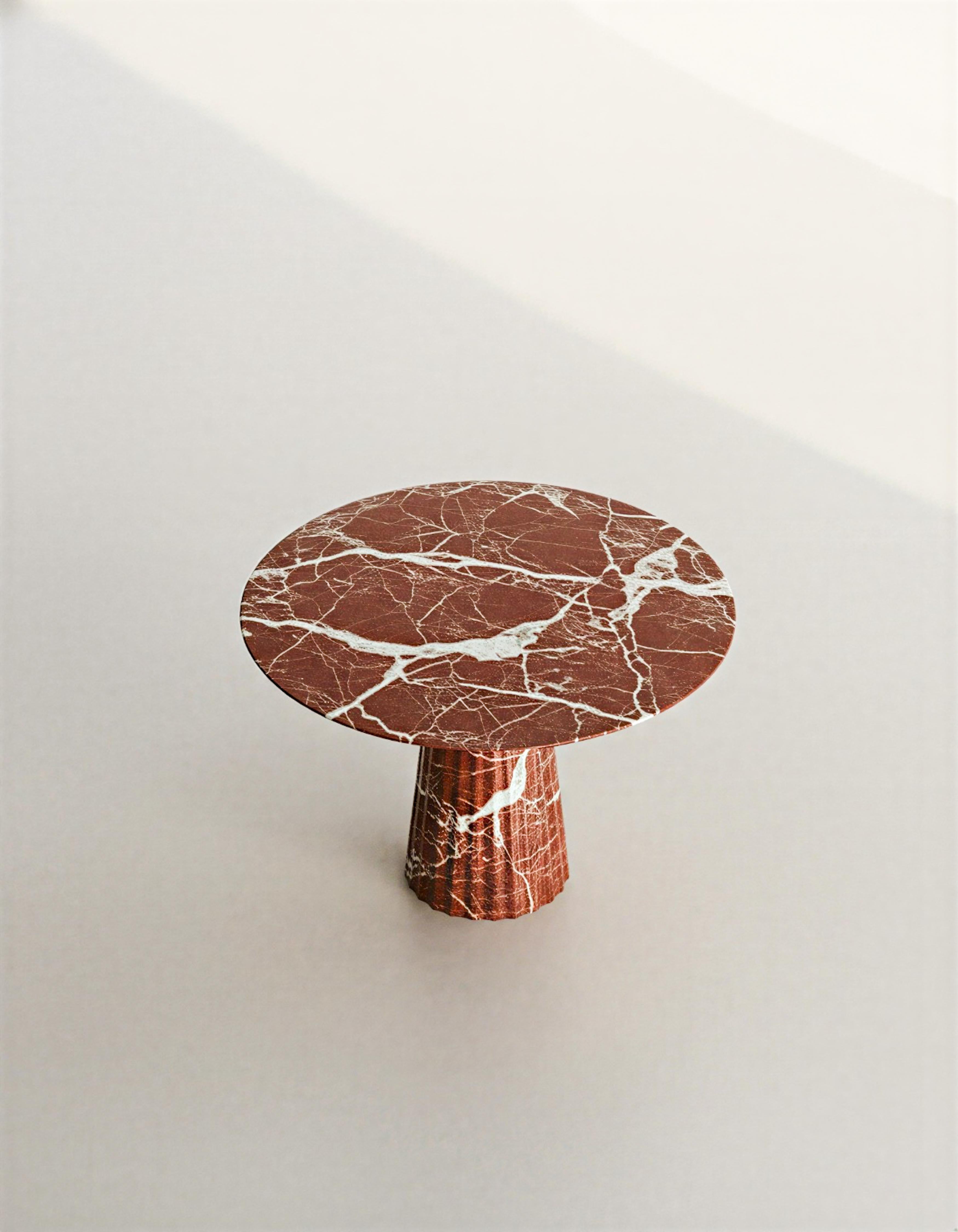 Sculpté Table de salle à manger ronde monolithique en marbre Rosso Levanto Une pièce maîtresse de la modernité italienne en vente