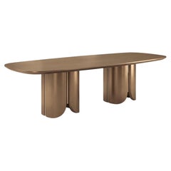 Tavolo da pranzo scultoreo monolitico in laccato bronzo satinato con dettagli in ottone