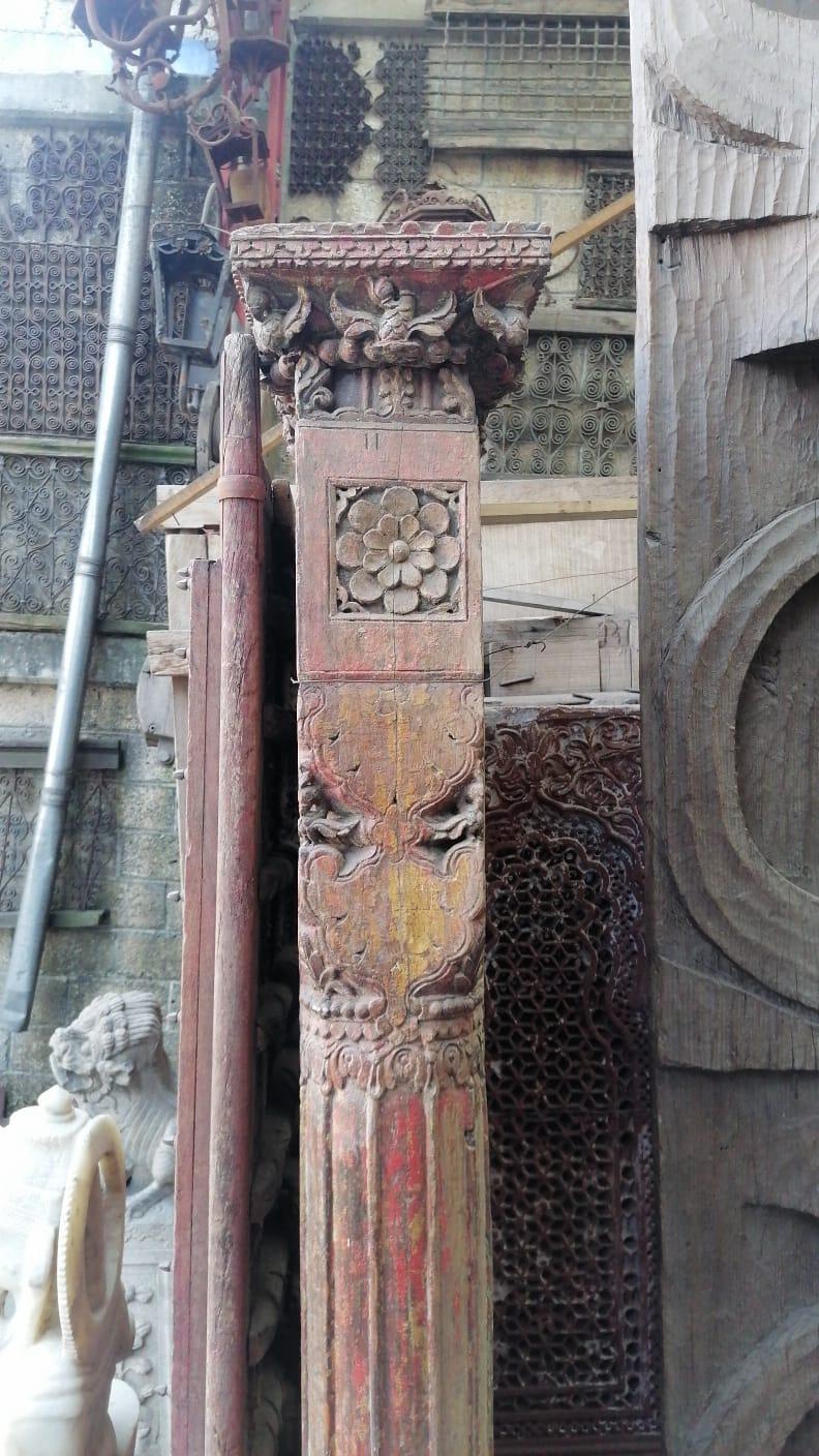 Colonnes monolithiques en bois de teck, bases en pierre sculptée avec un élégant design typiquement indien. L'arbre supérieur se termine par  un design géométrique carré classique de l'empire moghol, L'arbre du corps de la colonne a  discret  lignes
