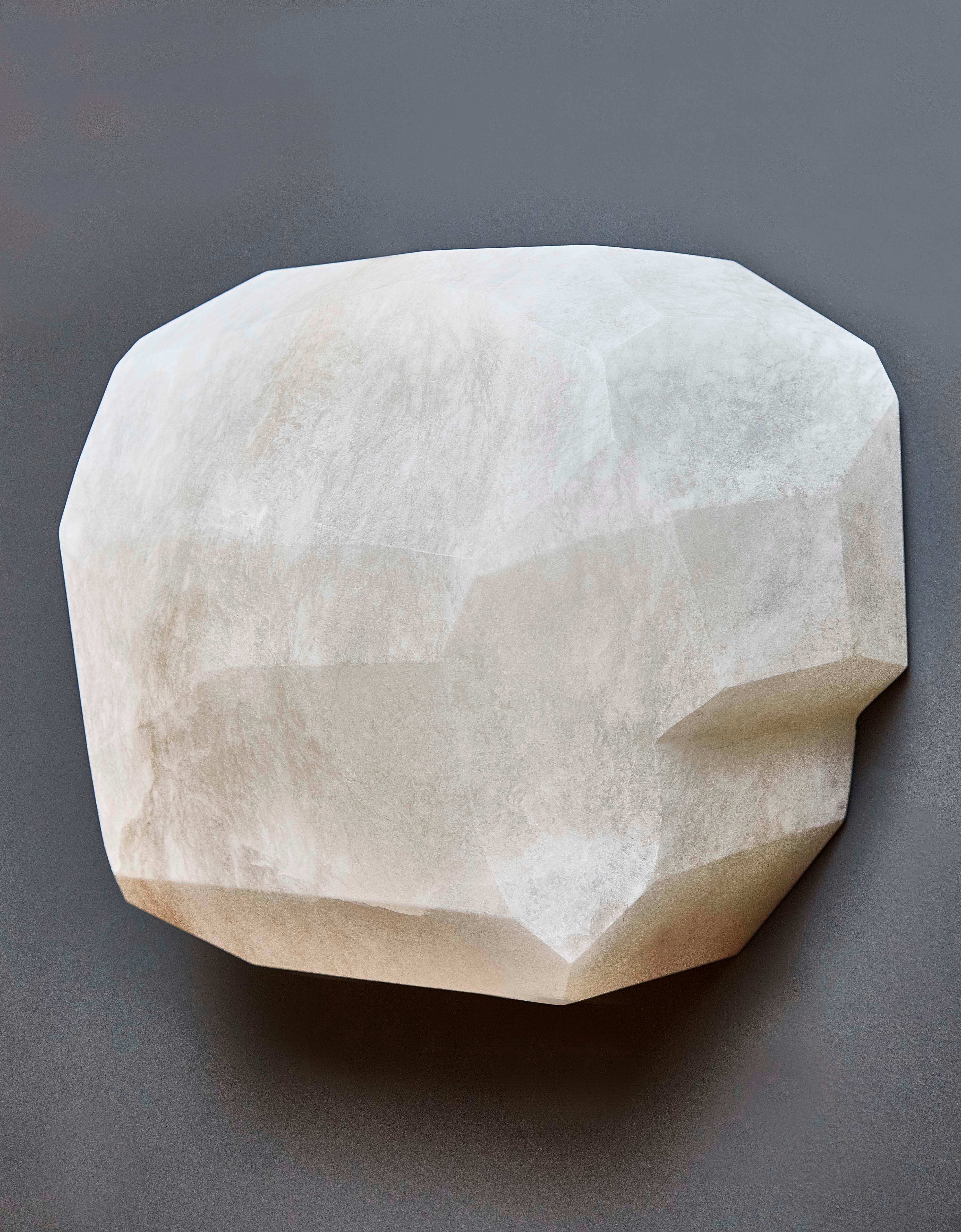 Monoliths Alabaster-Wandleuchter von Galerie Glustin Luminaires (Moderne) im Angebot
